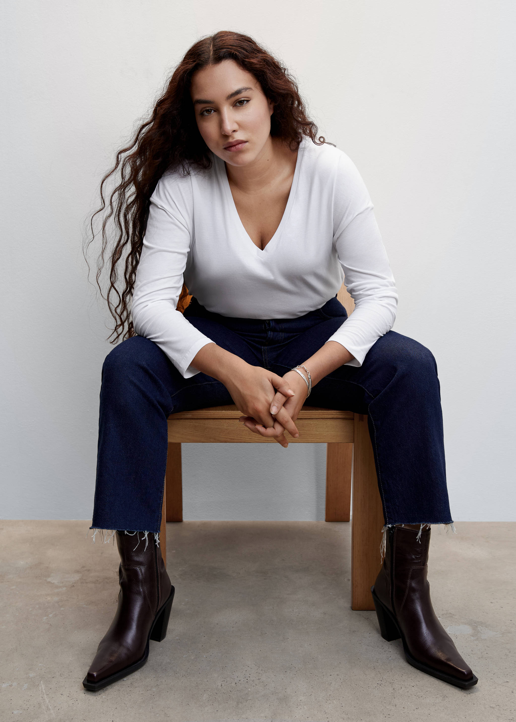 تي شيرت قطني بتصميم رقبة على شكل حرف V - تفاصيل المنتج 4