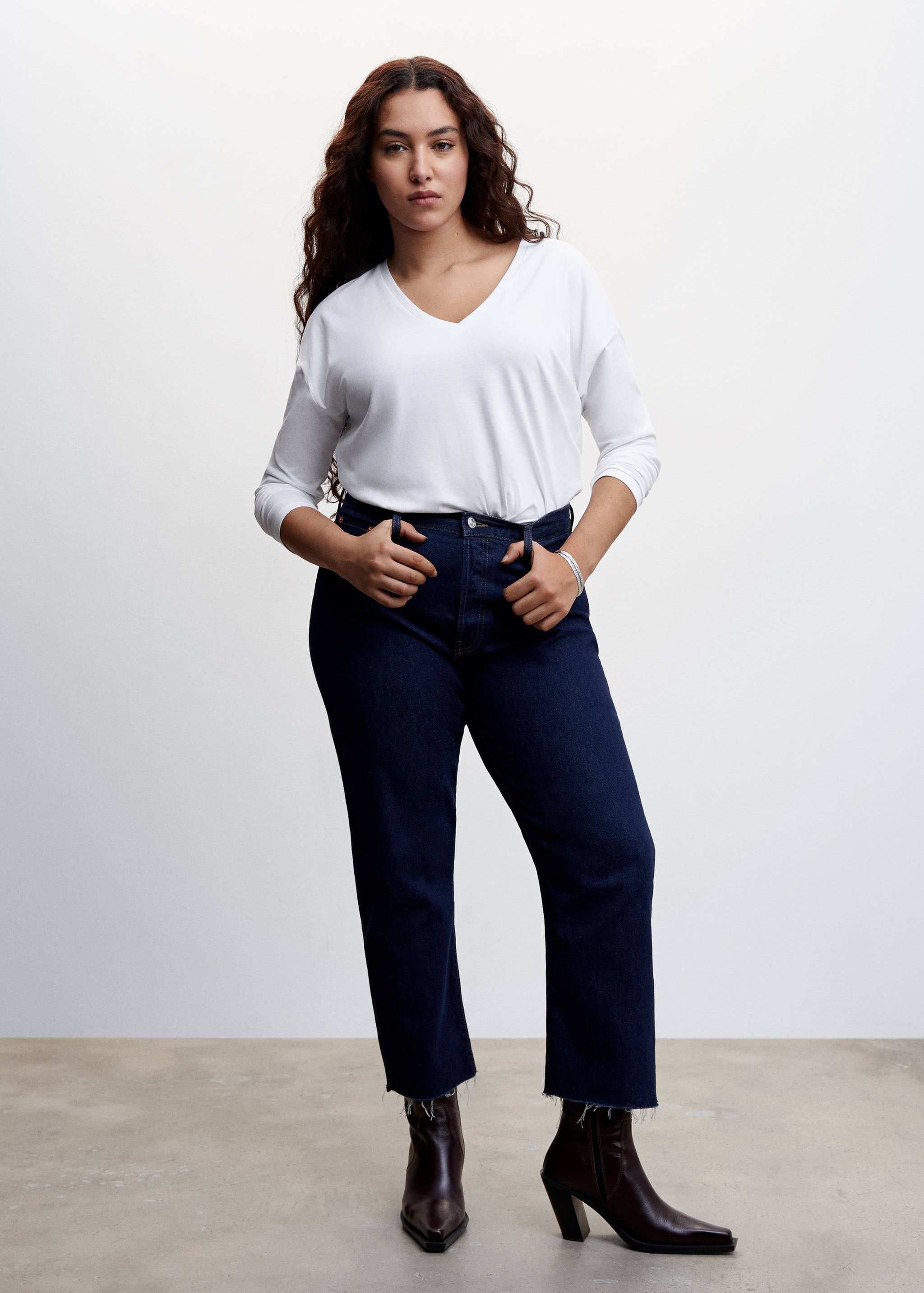 تي شيرت قطني بتصميم رقبة على شكل حرف V - تفاصيل المنتج 3