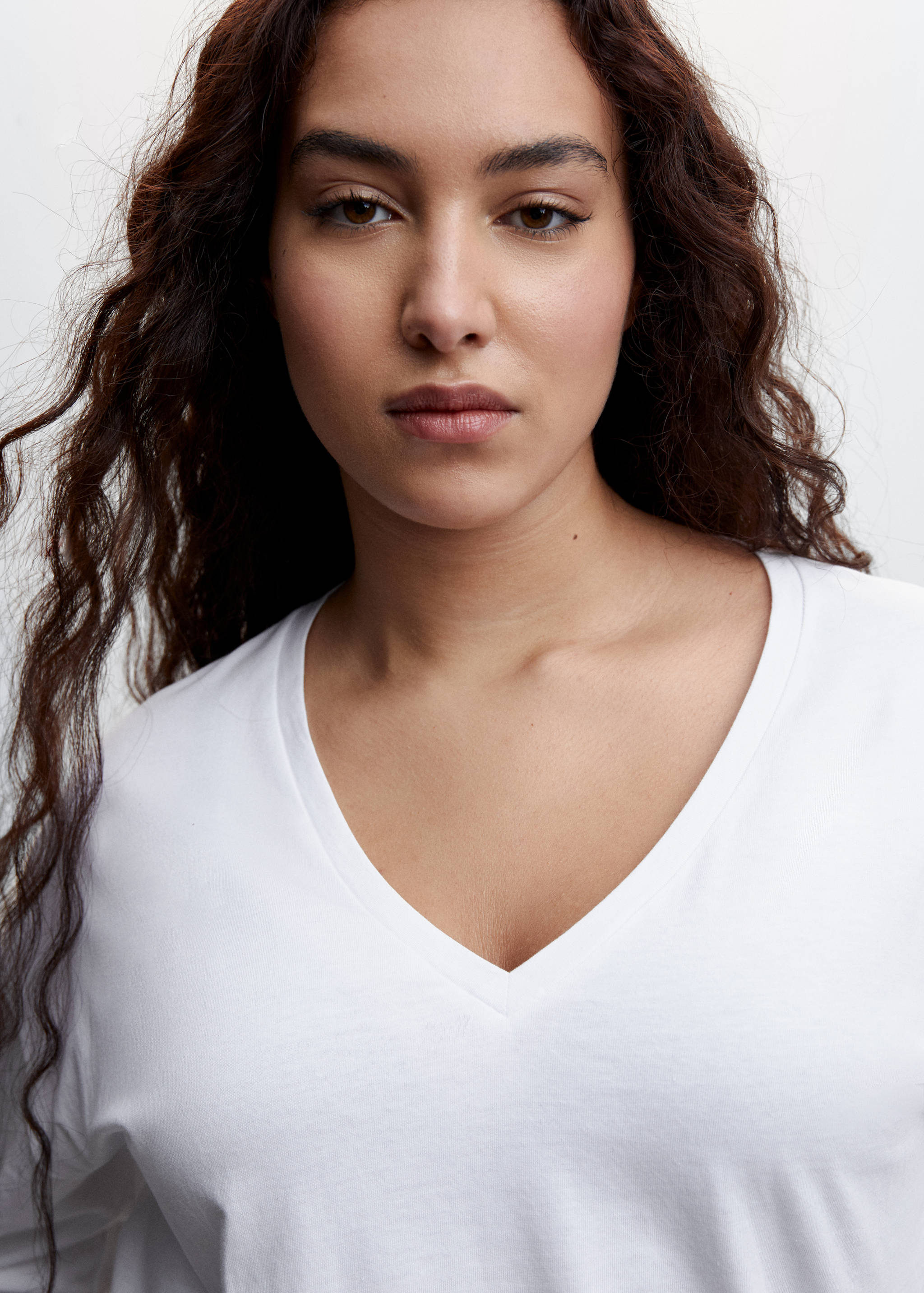 تي شيرت قطني بتصميم رقبة على شكل حرف V - تفاصيل المنتج 5