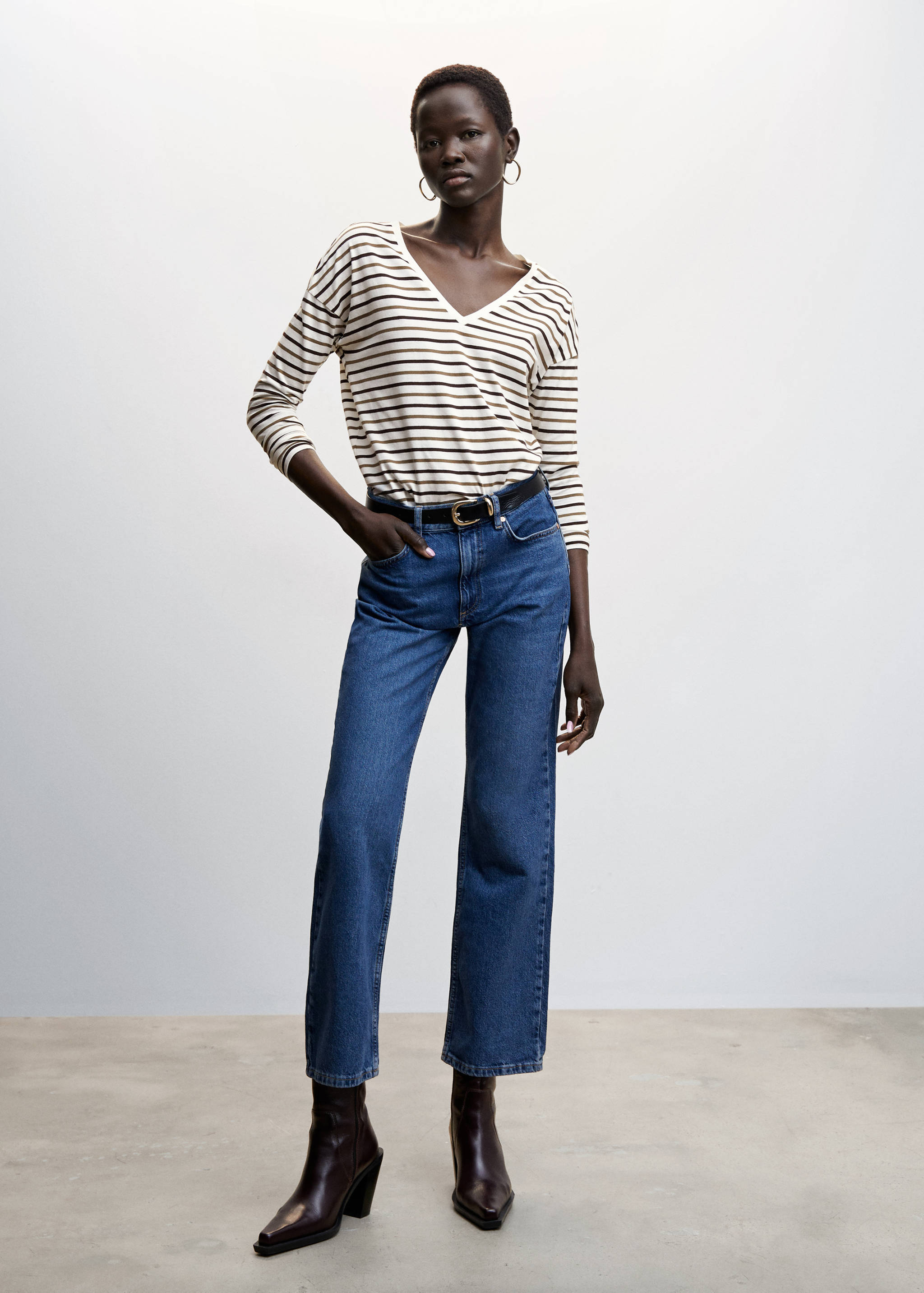 تي شيرت قطني بتصميم رقبة على شكل حرف V - رؤية عامة