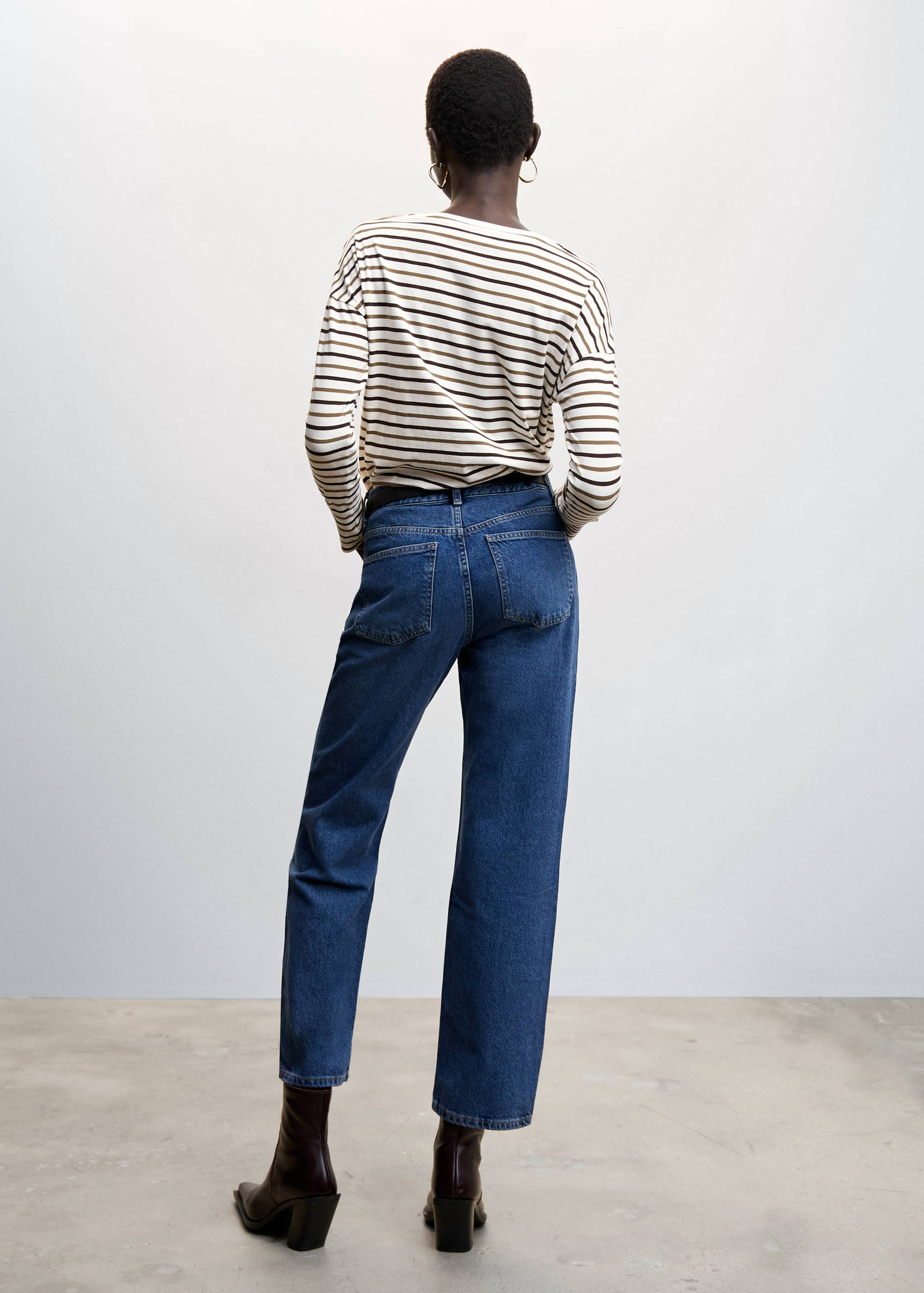 تي شيرت قطني بتصميم رقبة على شكل حرف V - الجهة الخلفية للمنتج