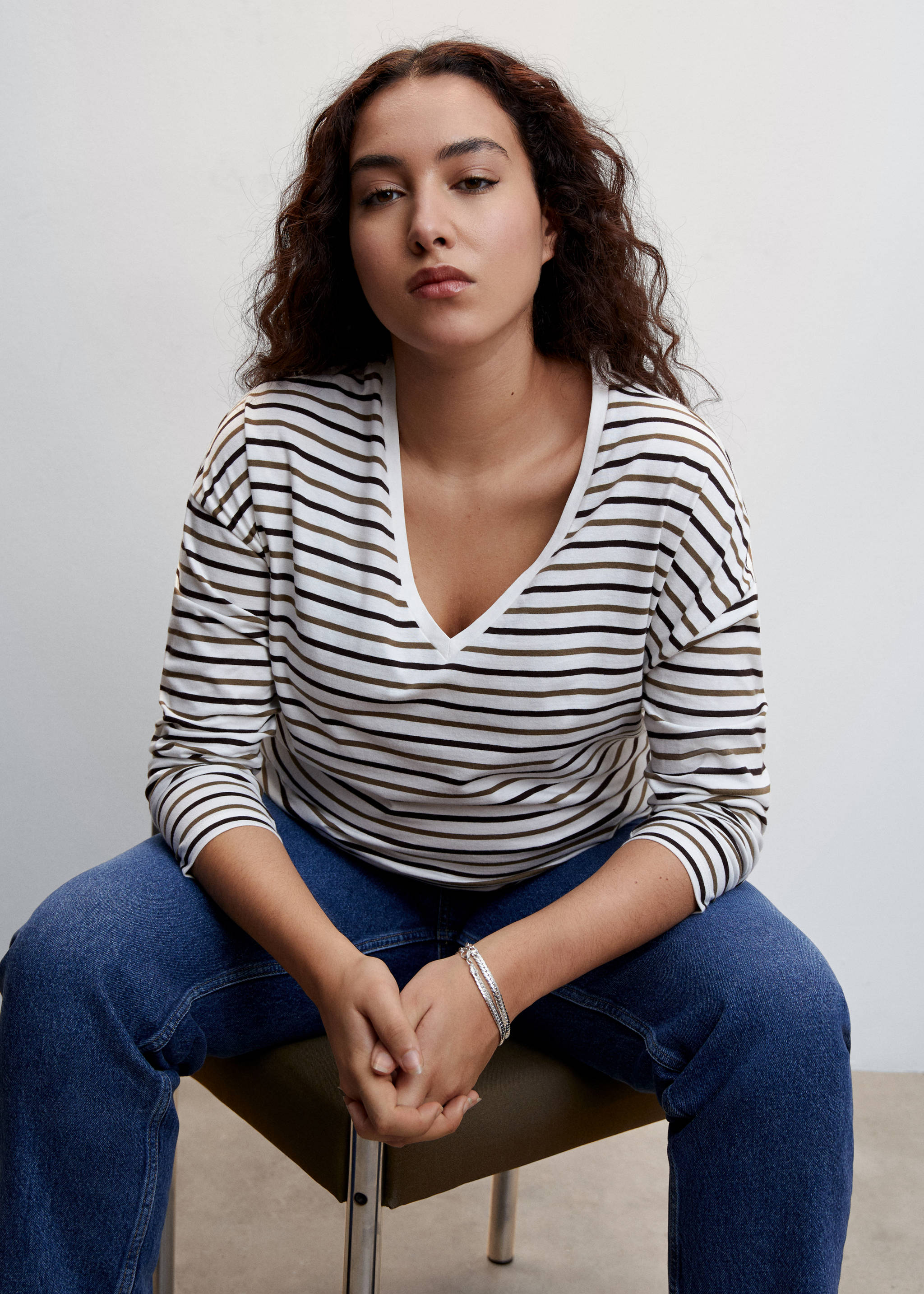 تي شيرت قطني بتصميم رقبة على شكل حرف V - تفاصيل المنتج 4