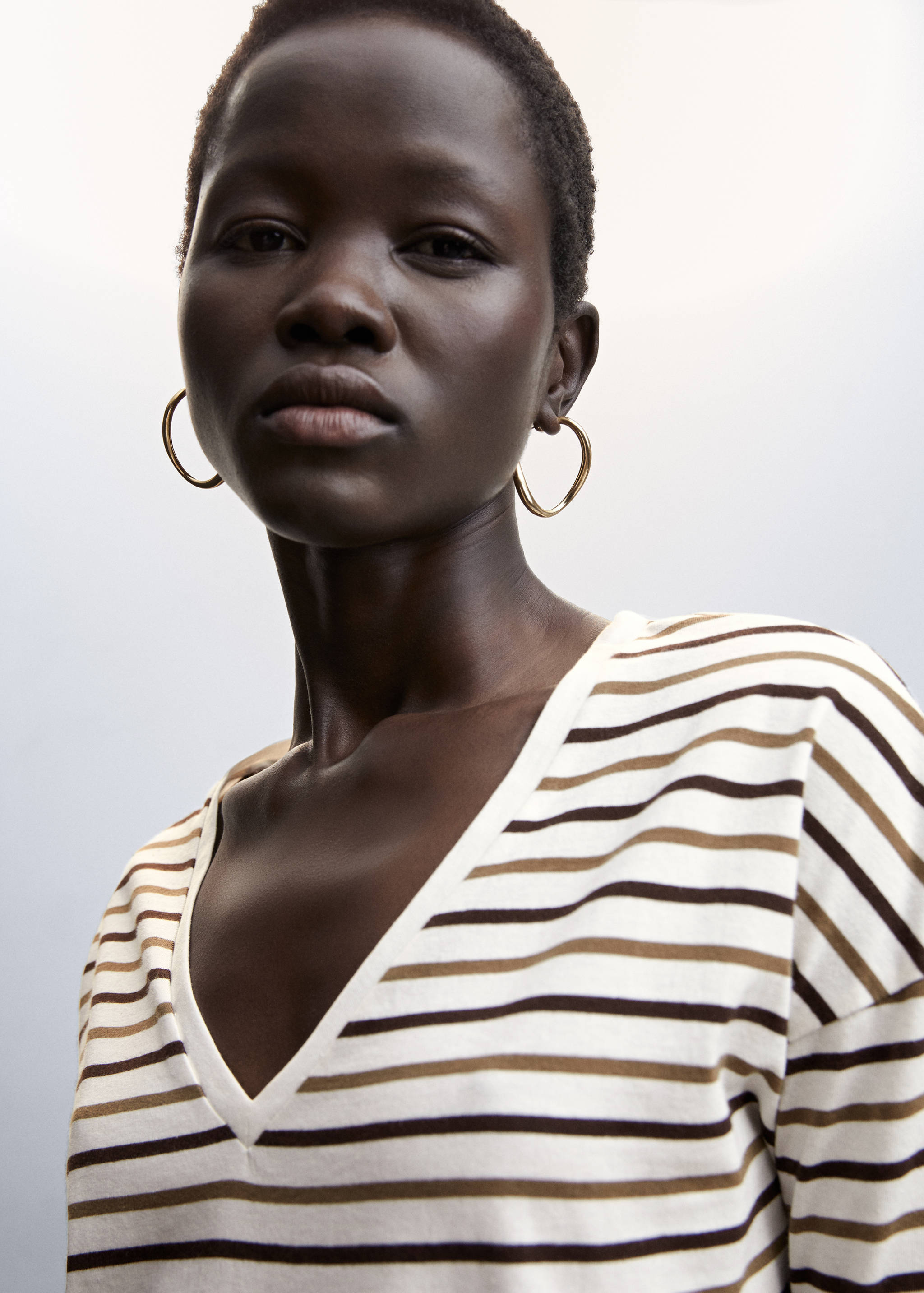 تي شيرت قطني بتصميم رقبة على شكل حرف V - تفاصيل المنتج 2