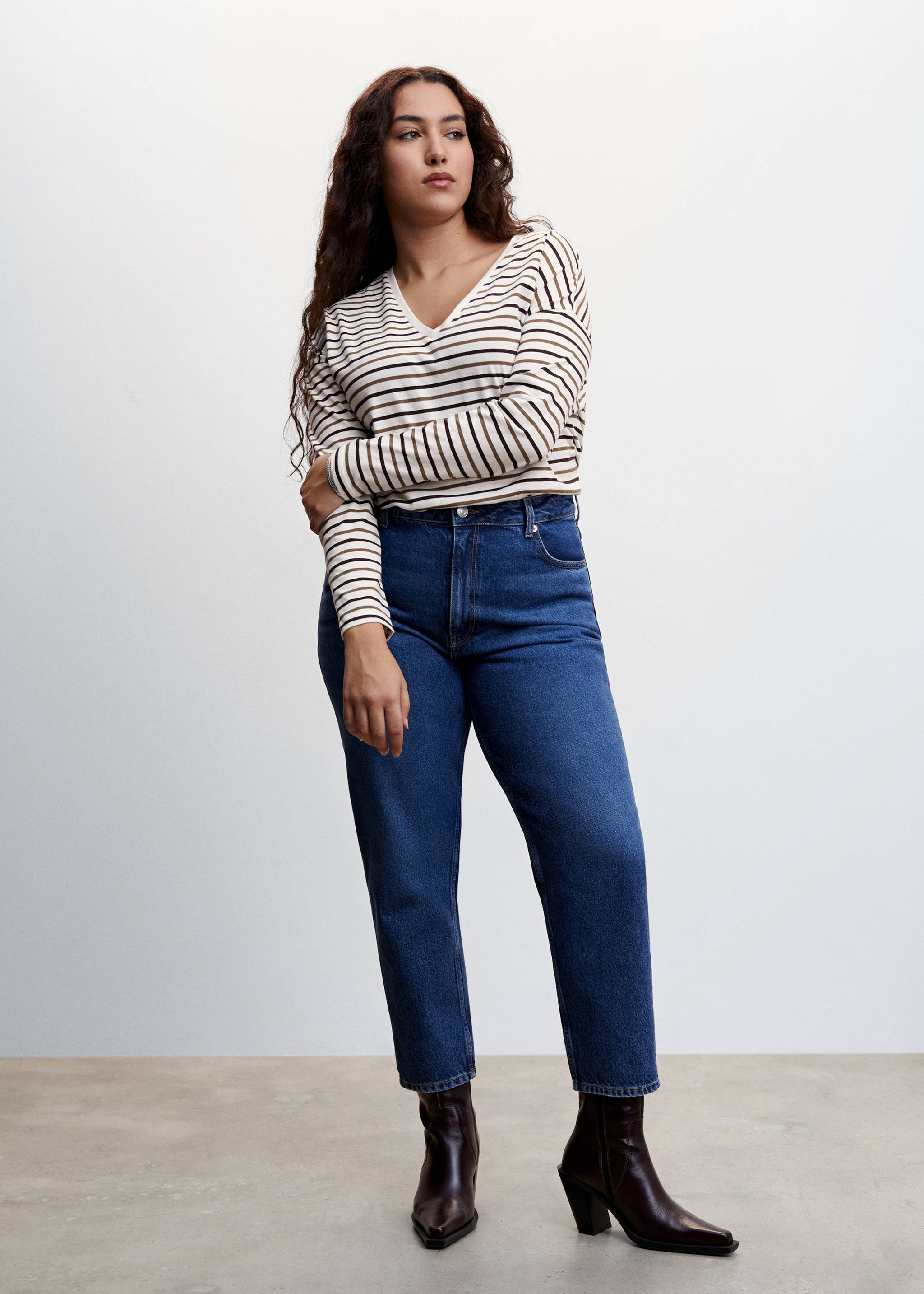 تي شيرت قطني بتصميم رقبة على شكل حرف V - تفاصيل المنتج 3