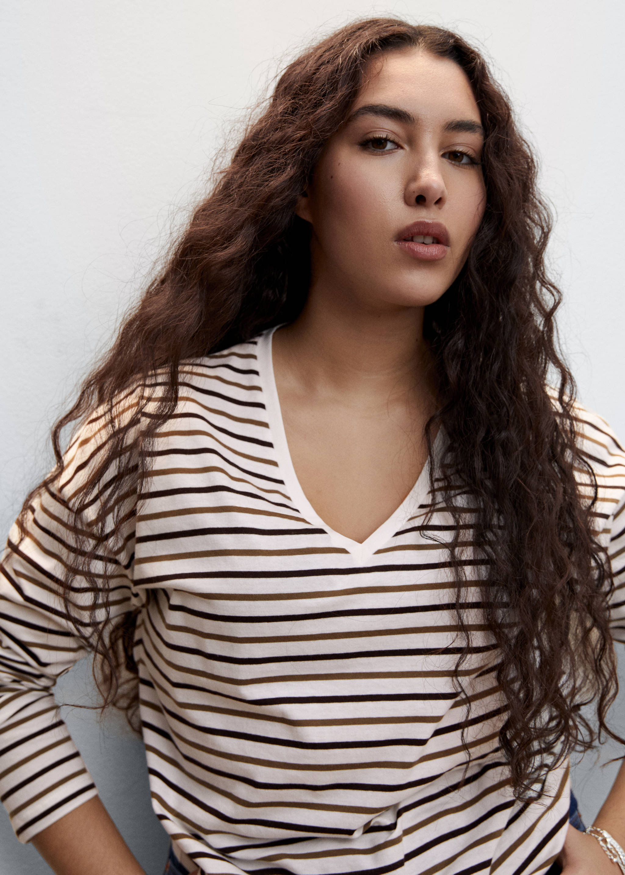 تي شيرت قطني بتصميم رقبة على شكل حرف V - تفاصيل المنتج 5