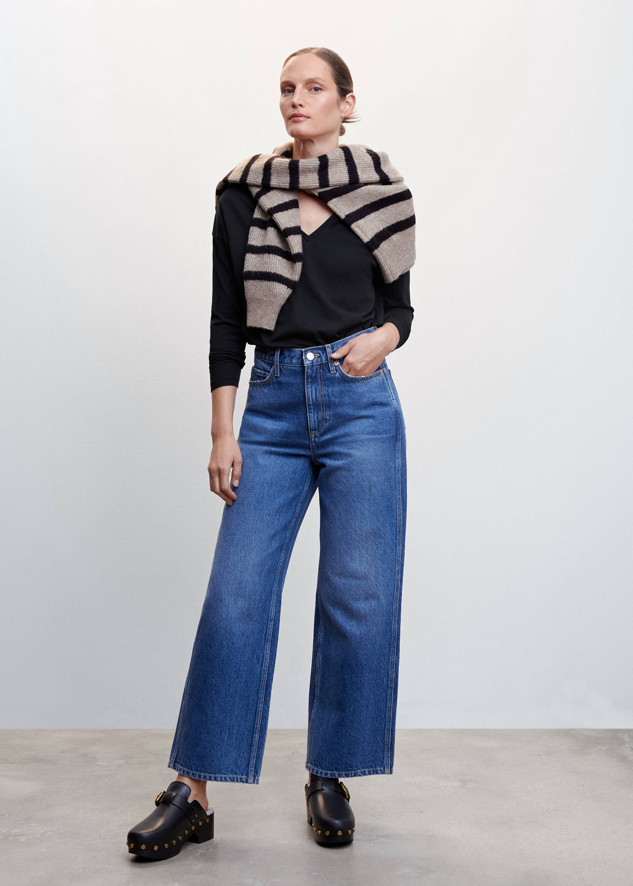 تي شيرت قطني بتصميم رقبة على شكل حرف V - رؤية عامة