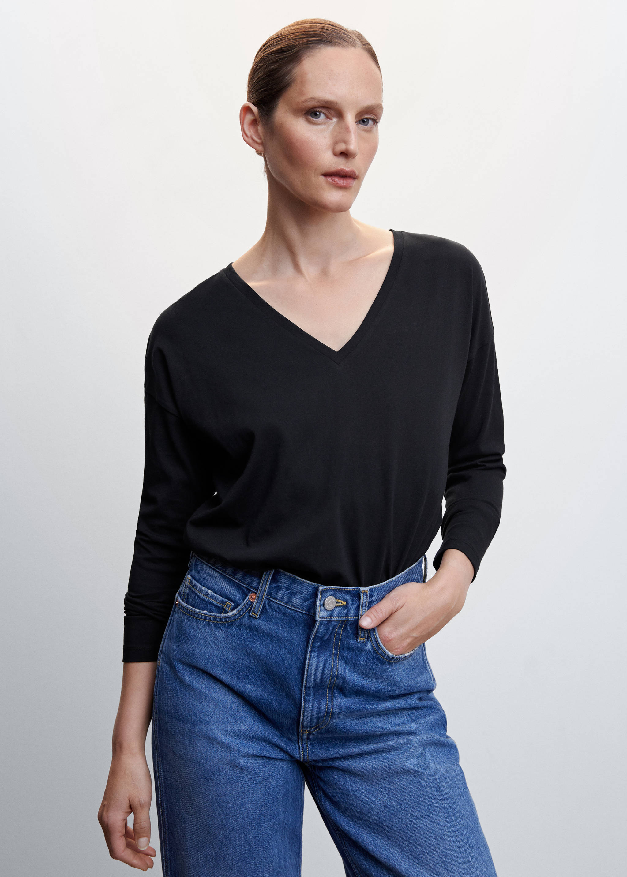 تي شيرت قطني بتصميم رقبة على شكل حرف V - رؤية وسط