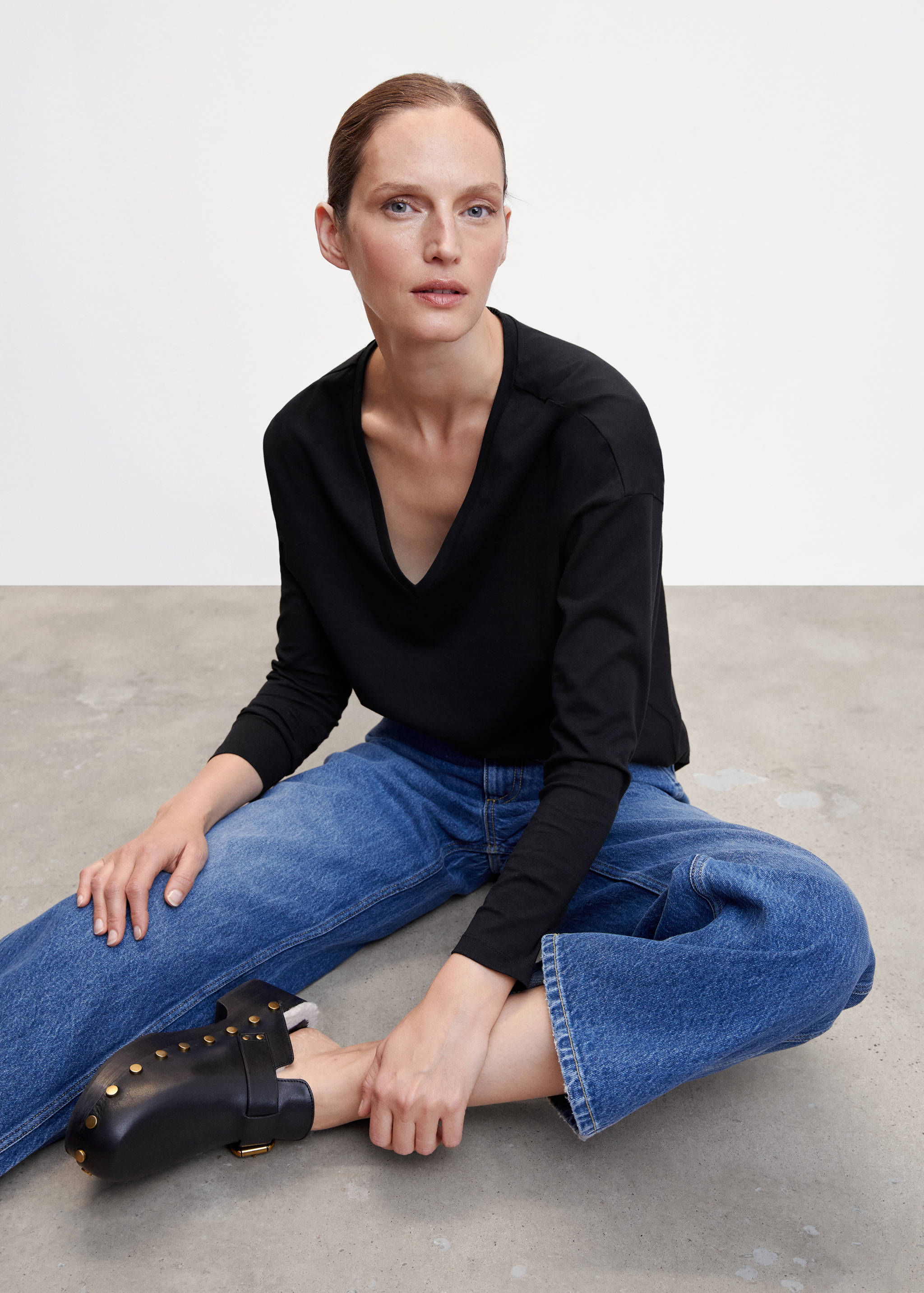 تي شيرت قطني بتصميم رقبة على شكل حرف V - تفاصيل المنتج 1