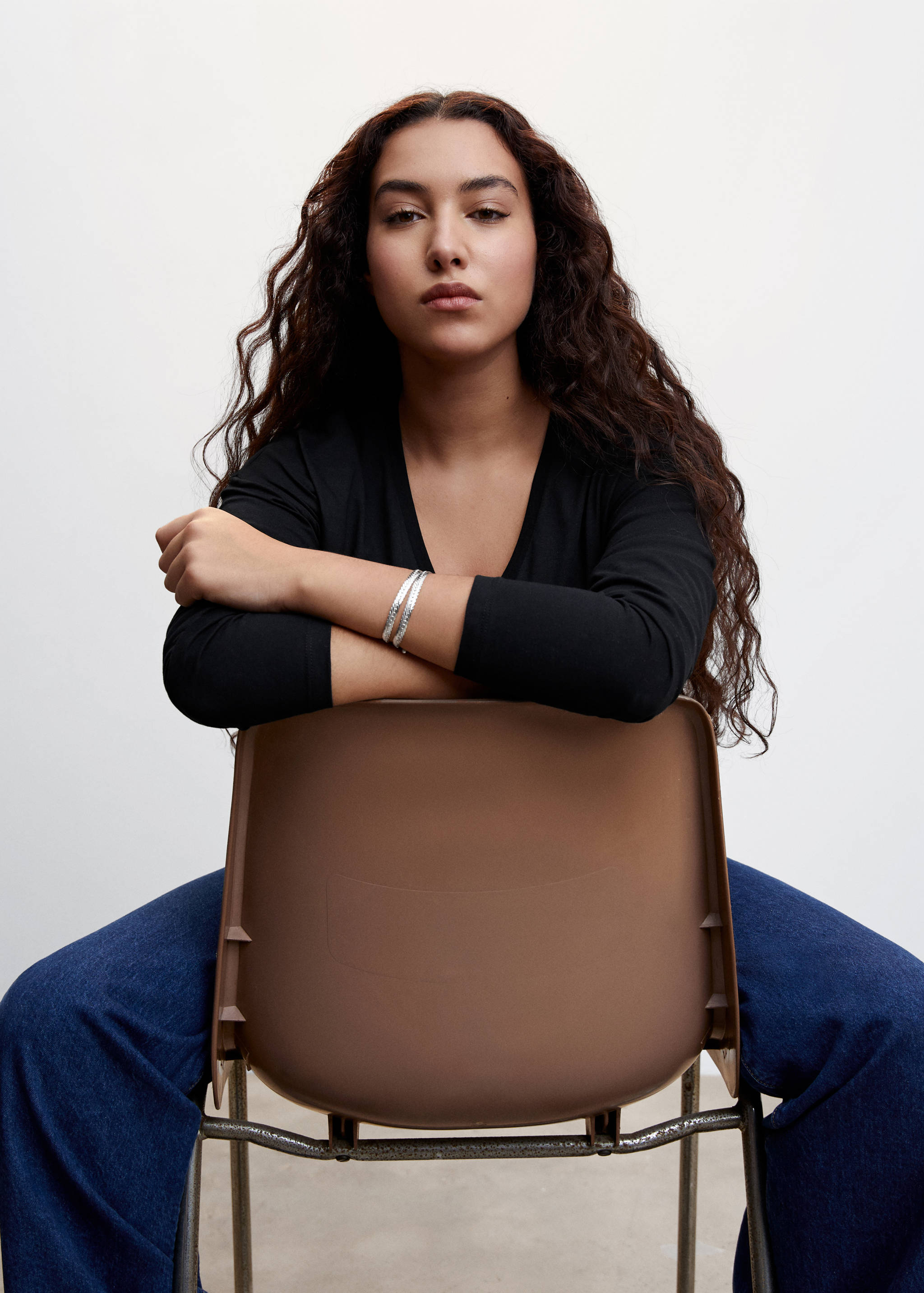 تي شيرت قطني بتصميم رقبة على شكل حرف V - تفاصيل المنتج 4