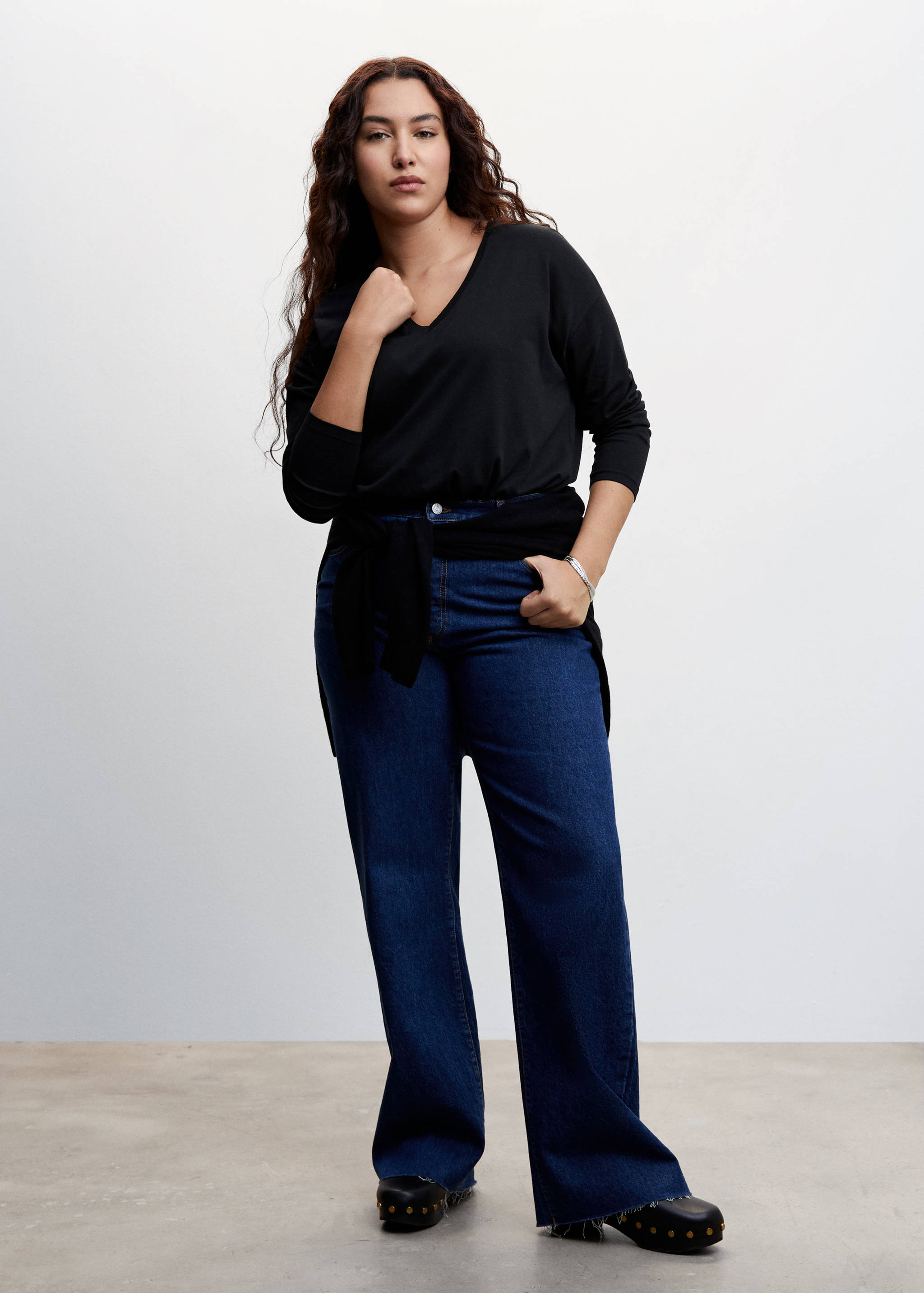 تي شيرت قطني بتصميم رقبة على شكل حرف V - تفاصيل المنتج 3