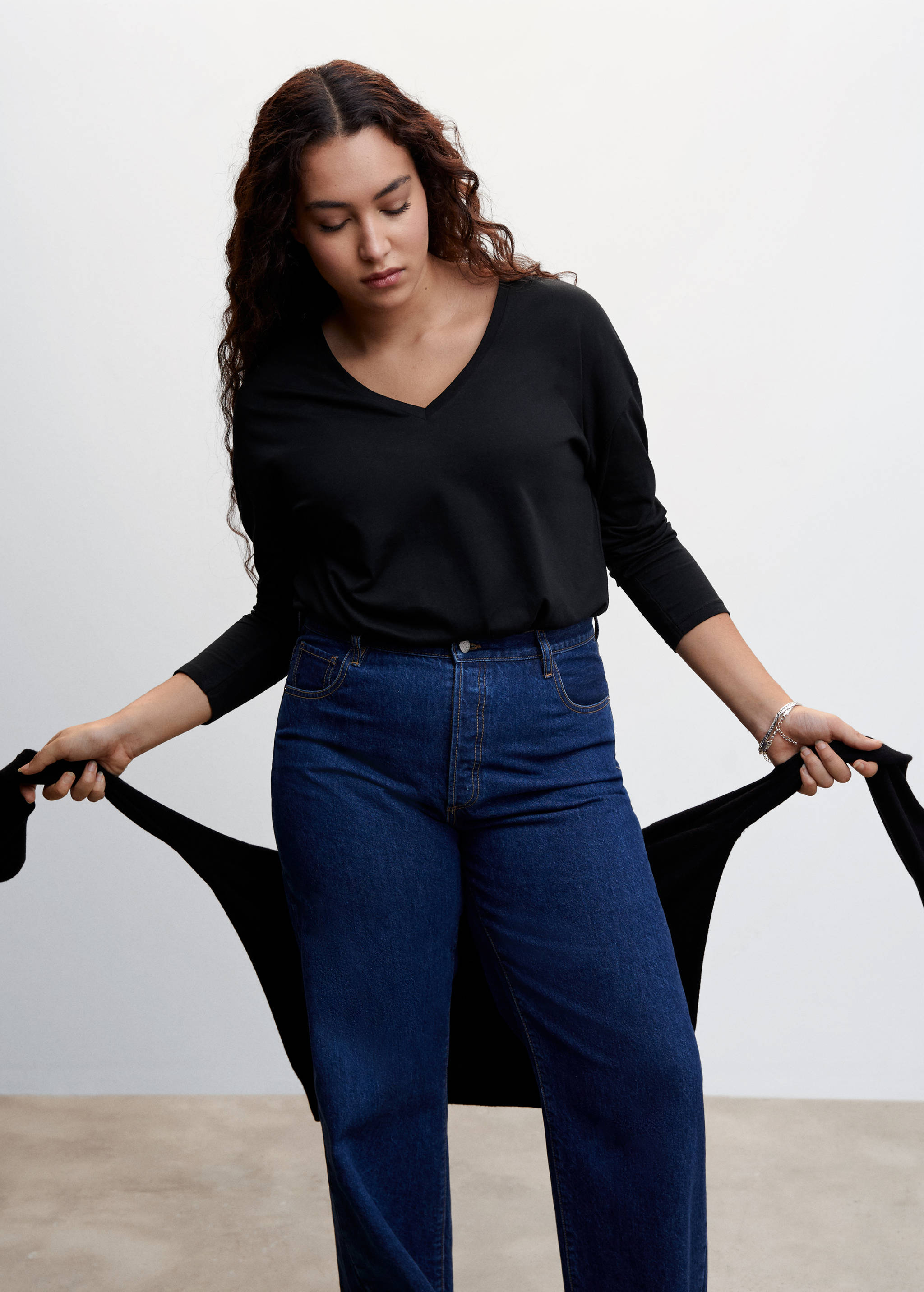 تي شيرت قطني بتصميم رقبة على شكل حرف V - تفاصيل المنتج 5