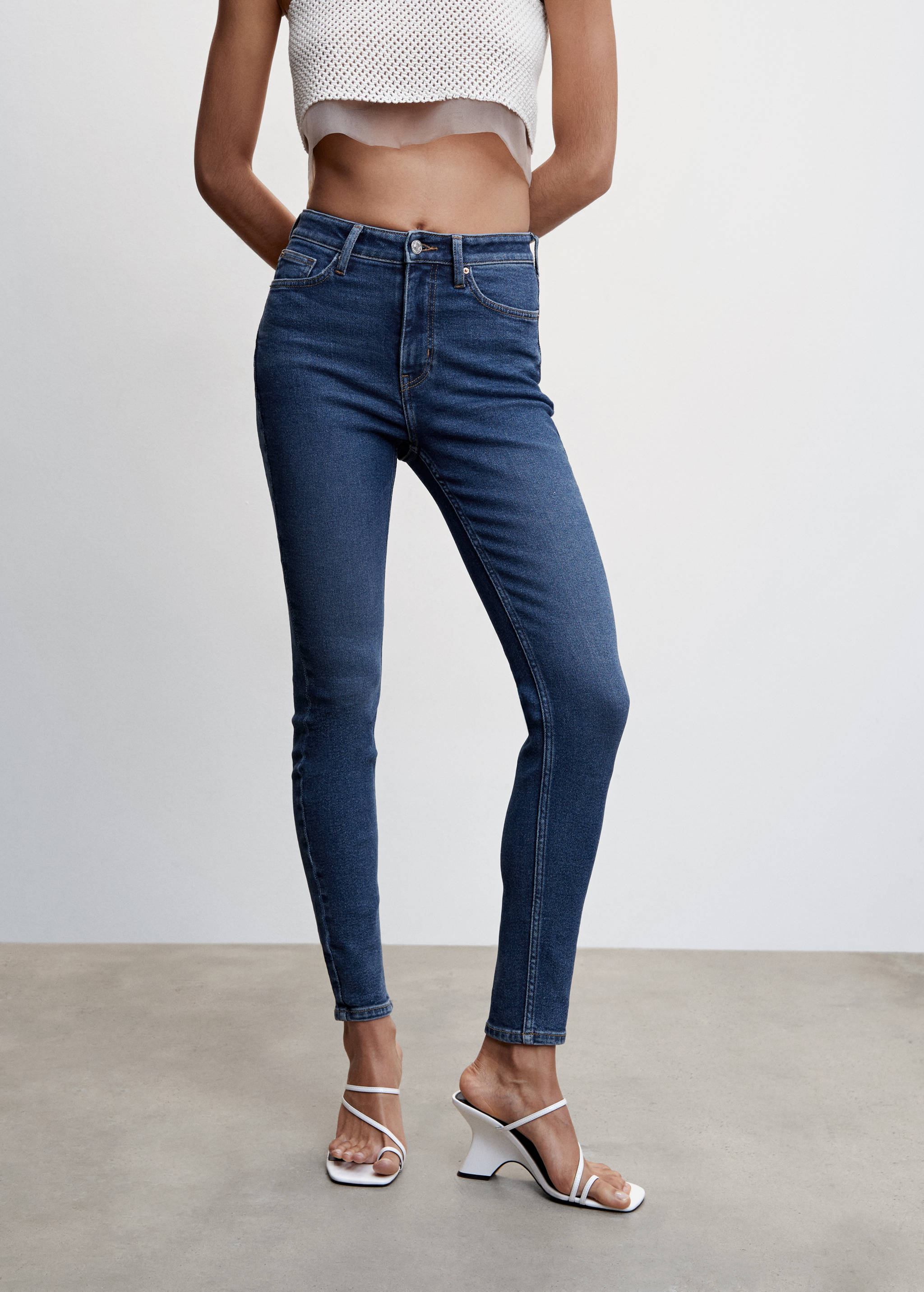 Jeans skinny tiro alto - Plano medio
