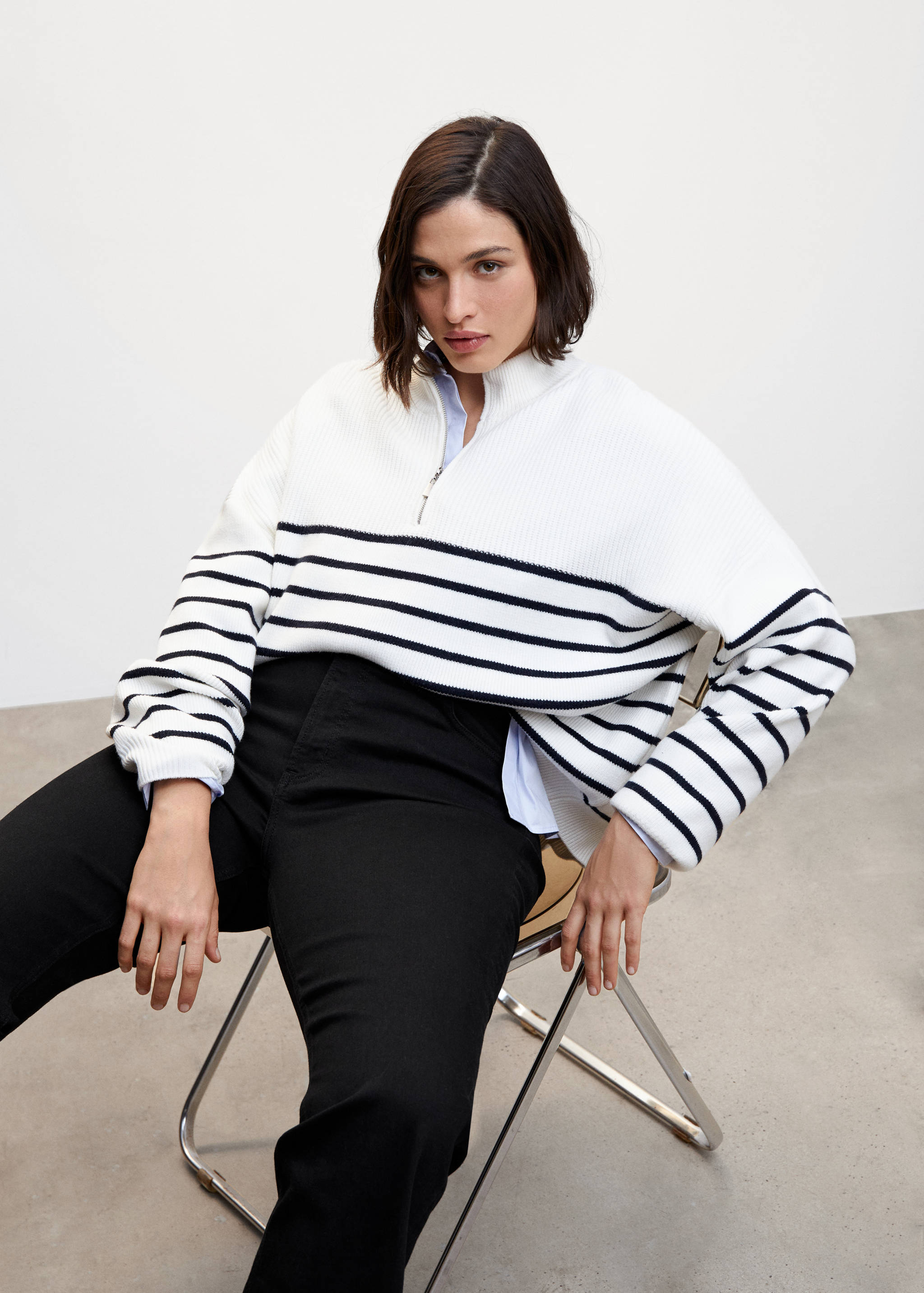 Crop flared jeans - Details of the article 4