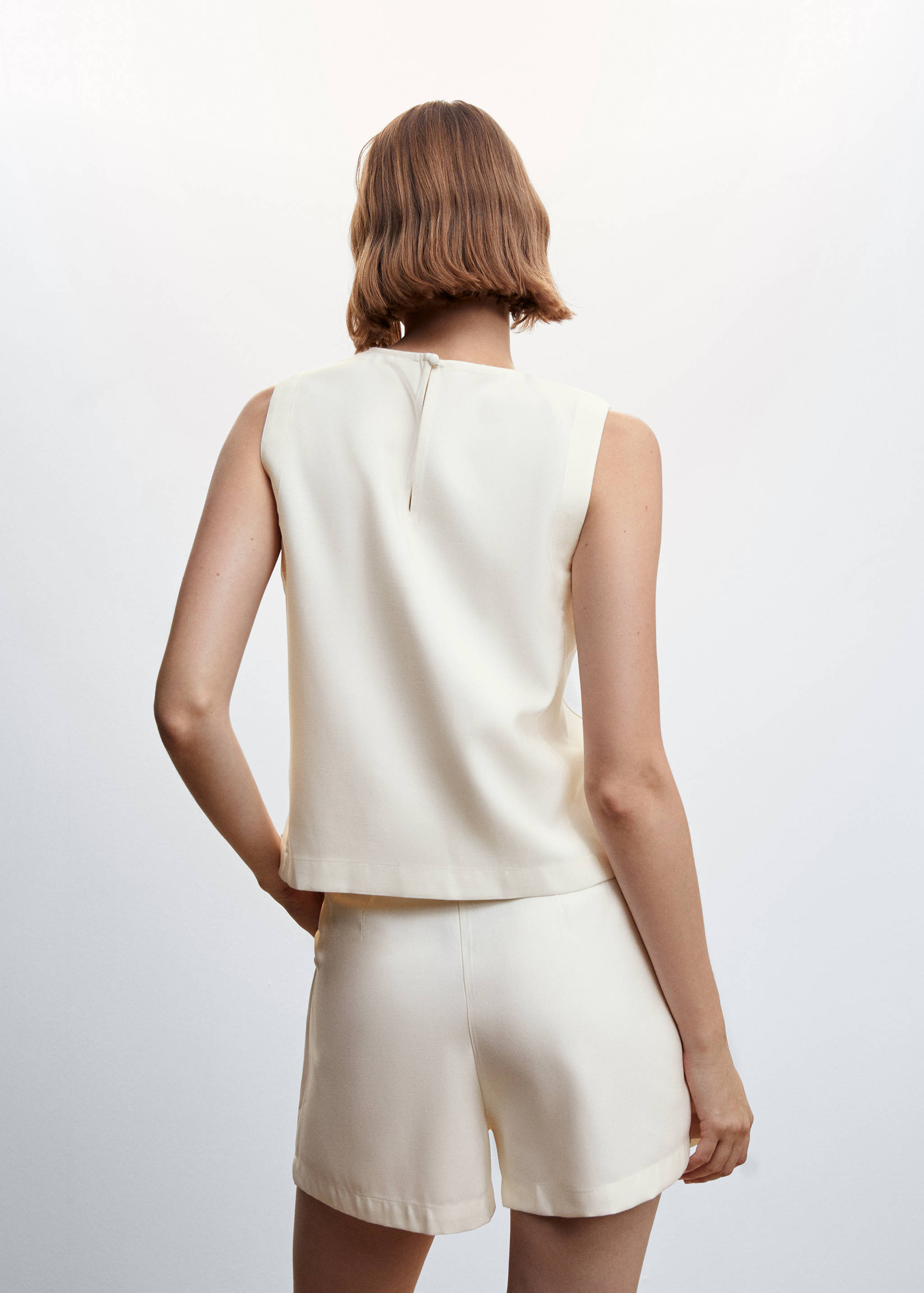 V-back blouse - Reverse of the article