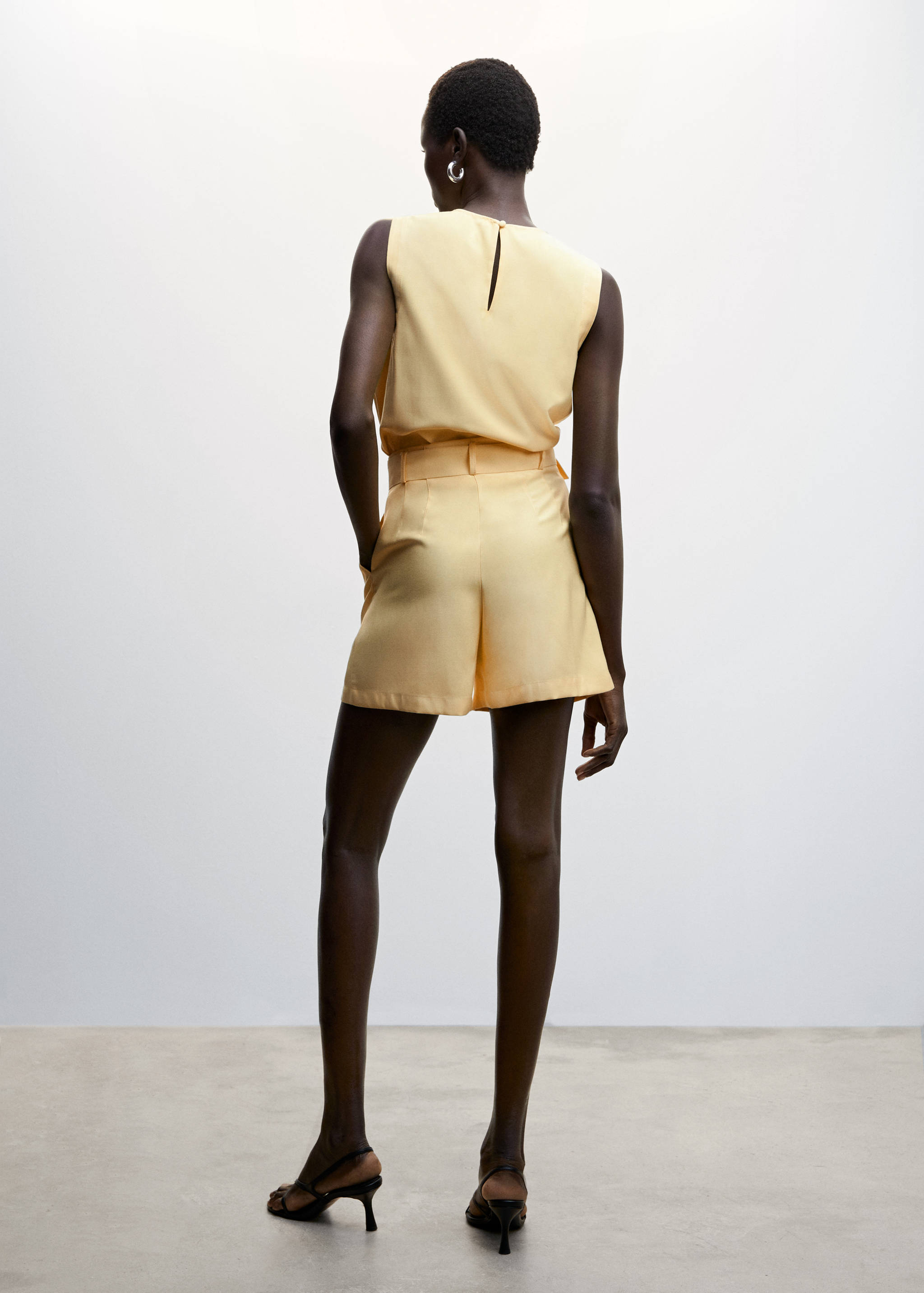 V-back blouse - Reverse of the article