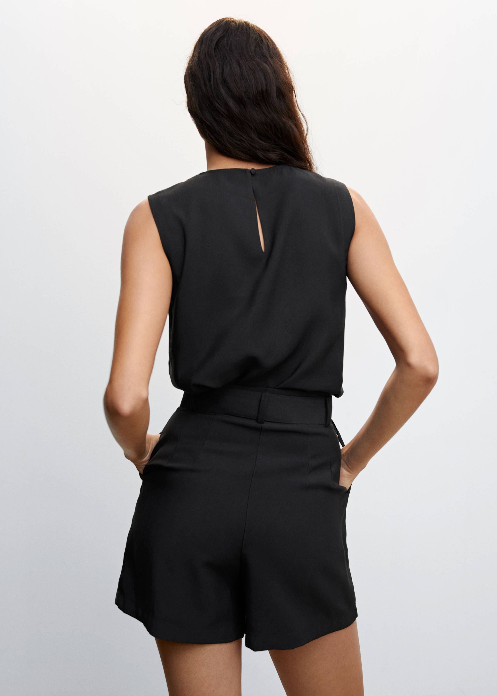 V-back blouse - Reverse of the article