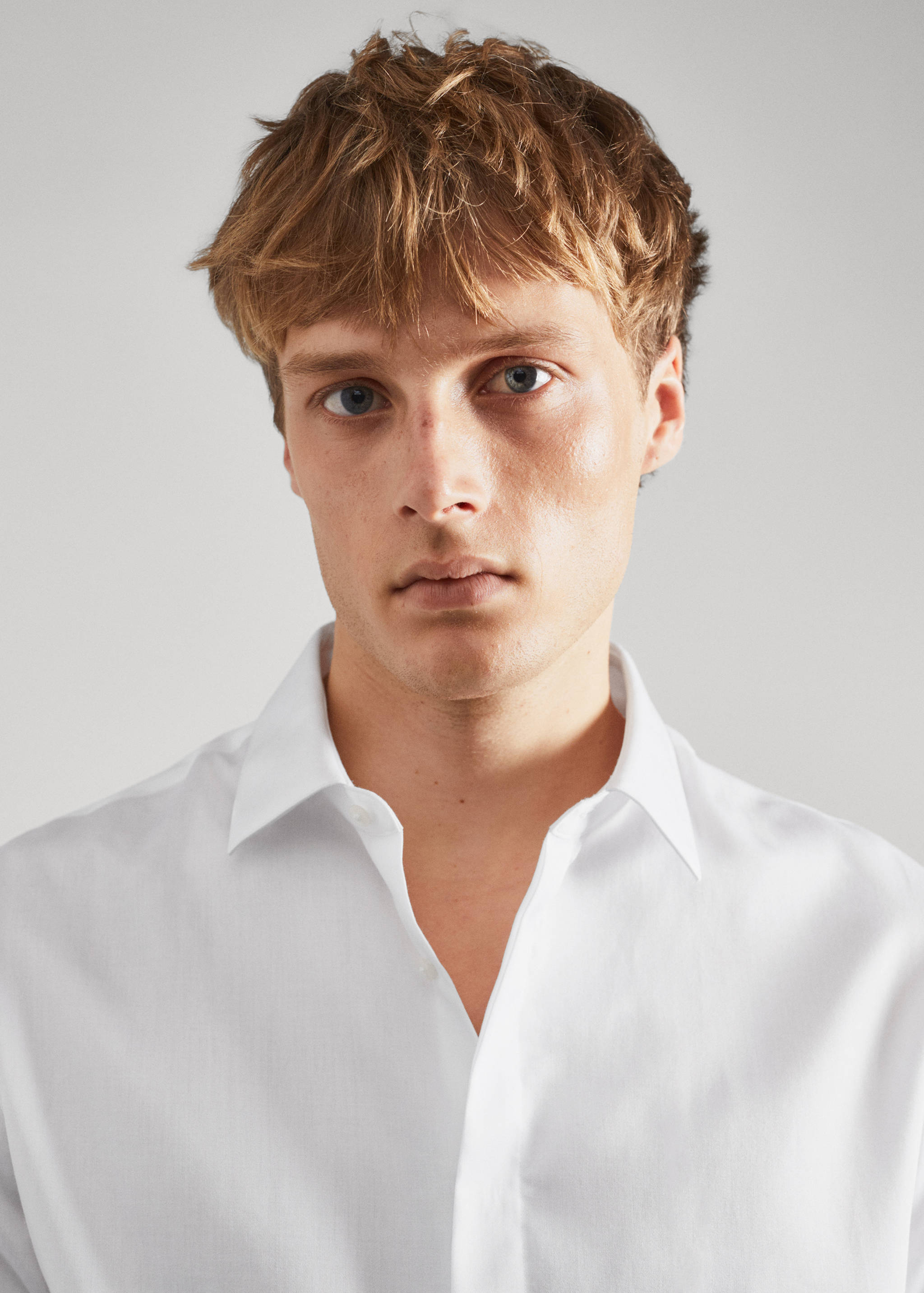 Slim-fit suit shirt with hidden buttons - Details of the article 1