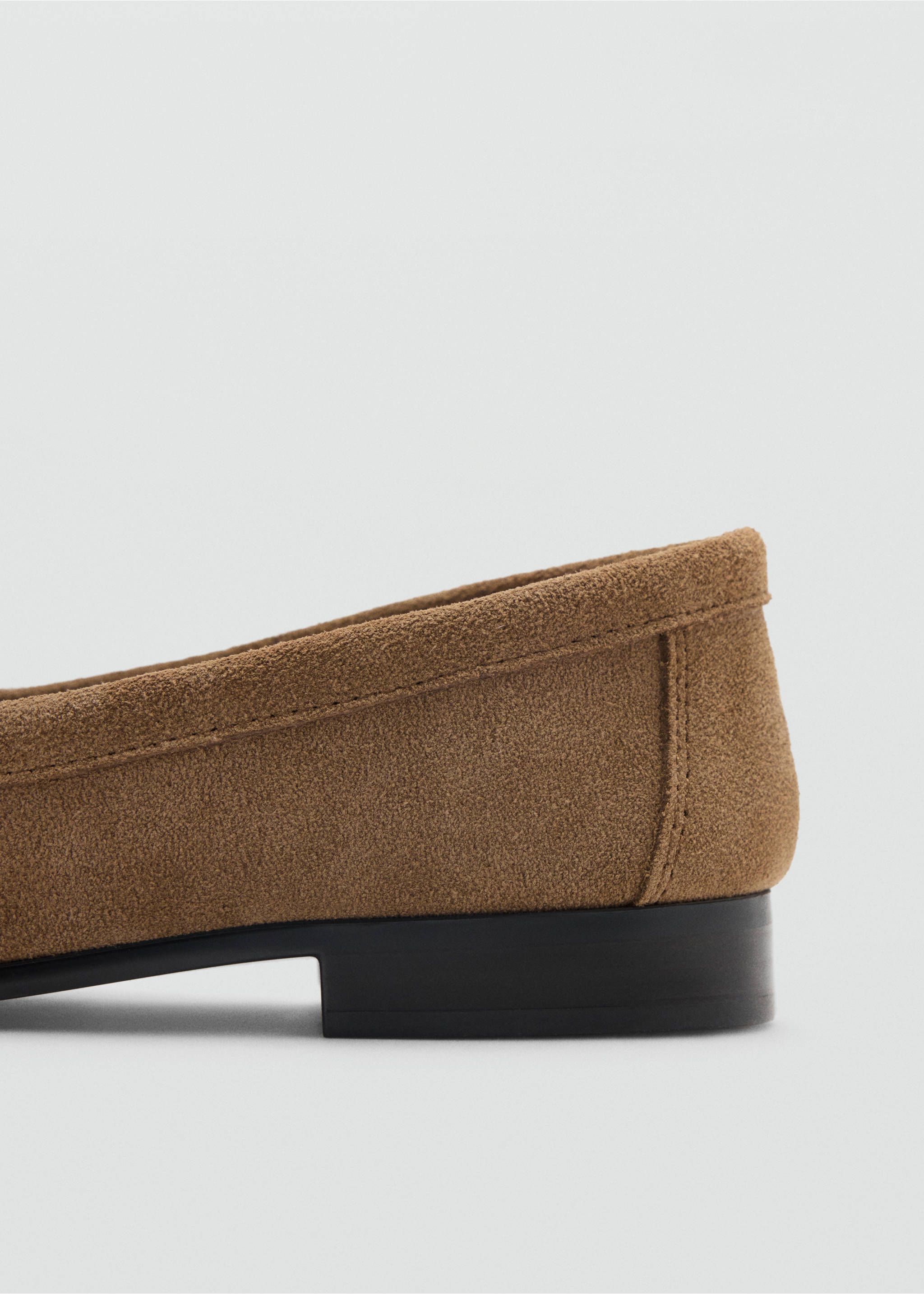 Close-up of the heel of a brown suede-effect shoe., Sand. Ref: 47011341-00.