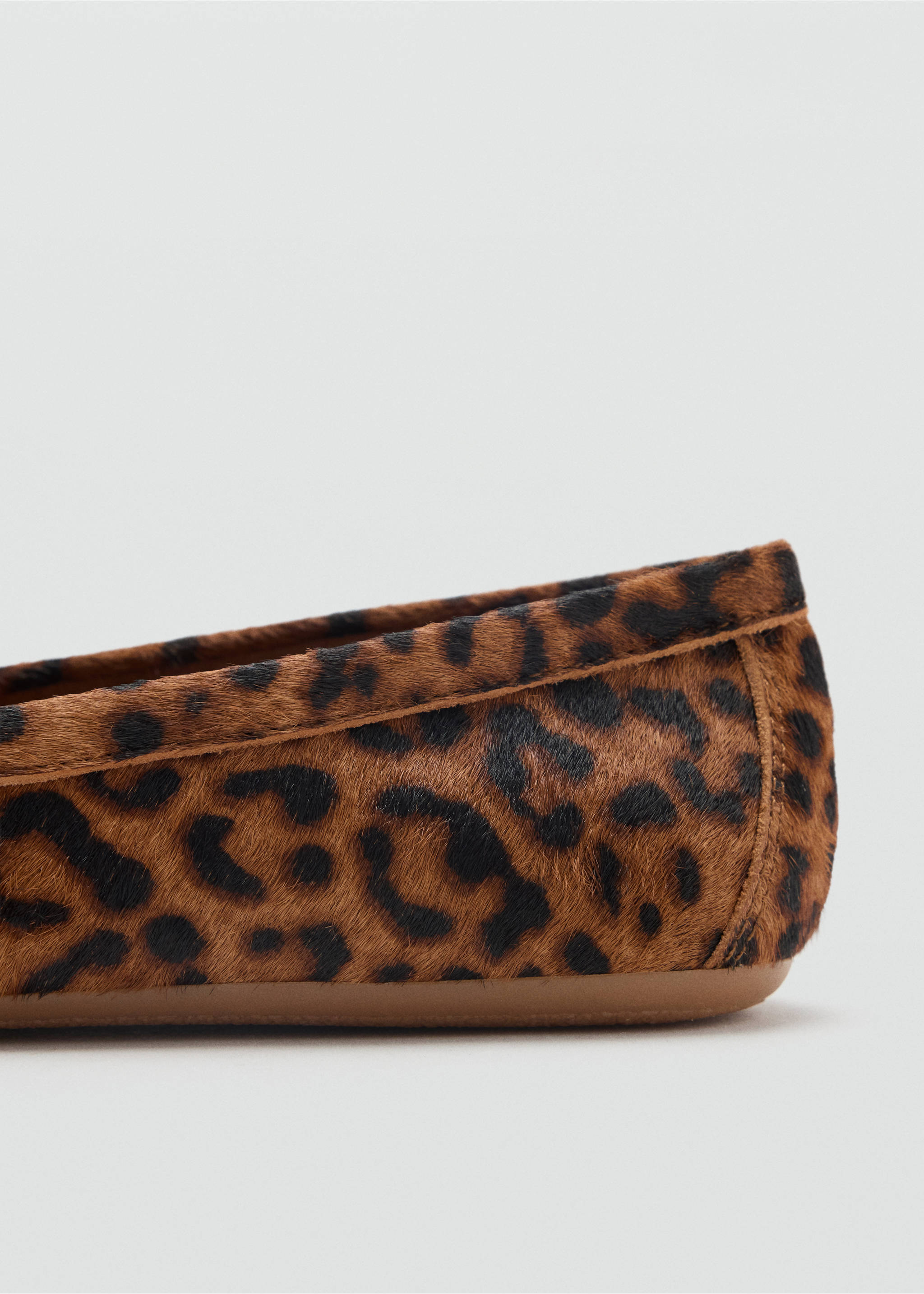 Leopard print faux-fur flat shoe heel detail, Medium Brown. Ref: 47011345-00.