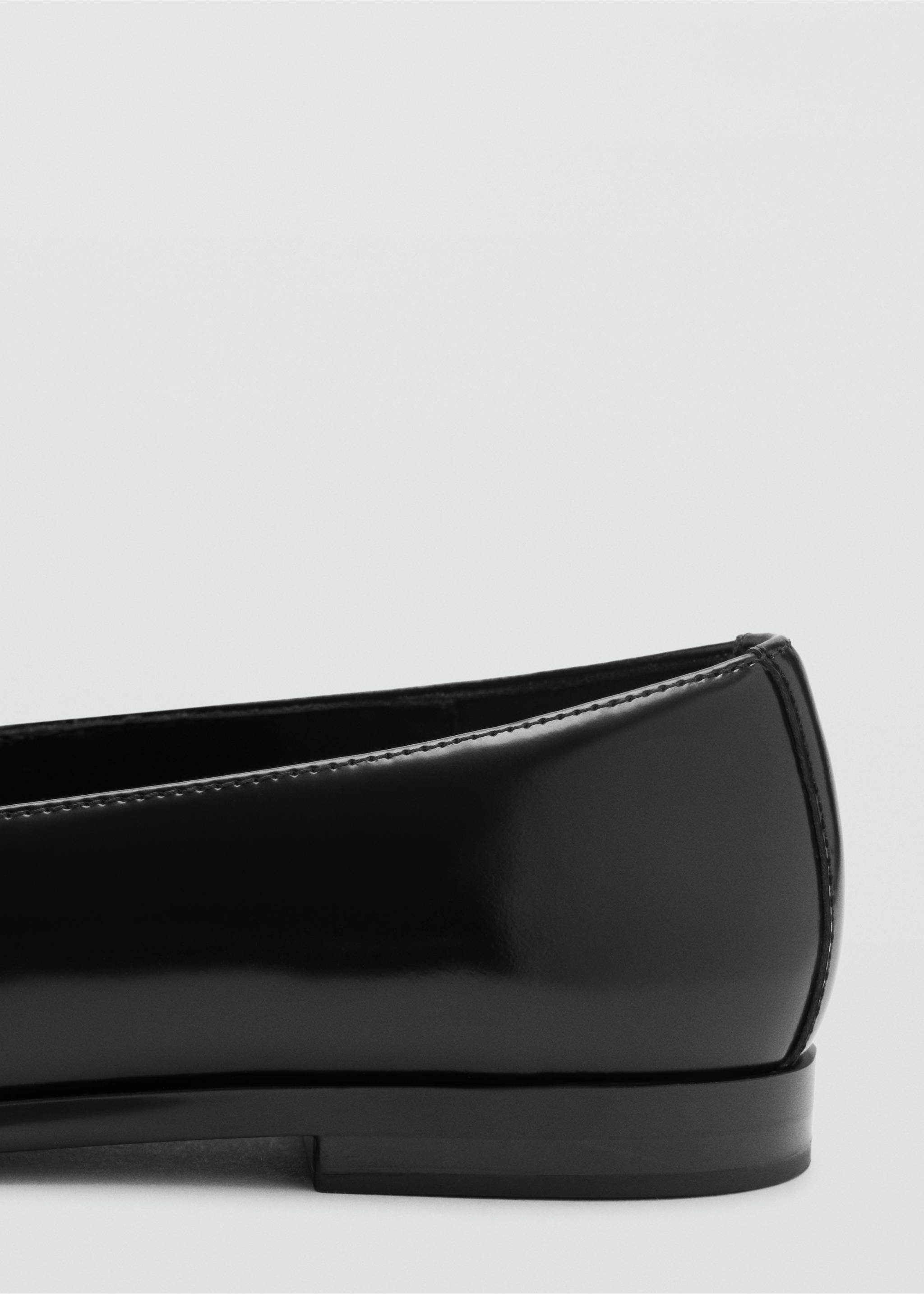 Primer plano del tacón y el lateral de un zapato plano negro., Negro. Ref: 47011346-00.