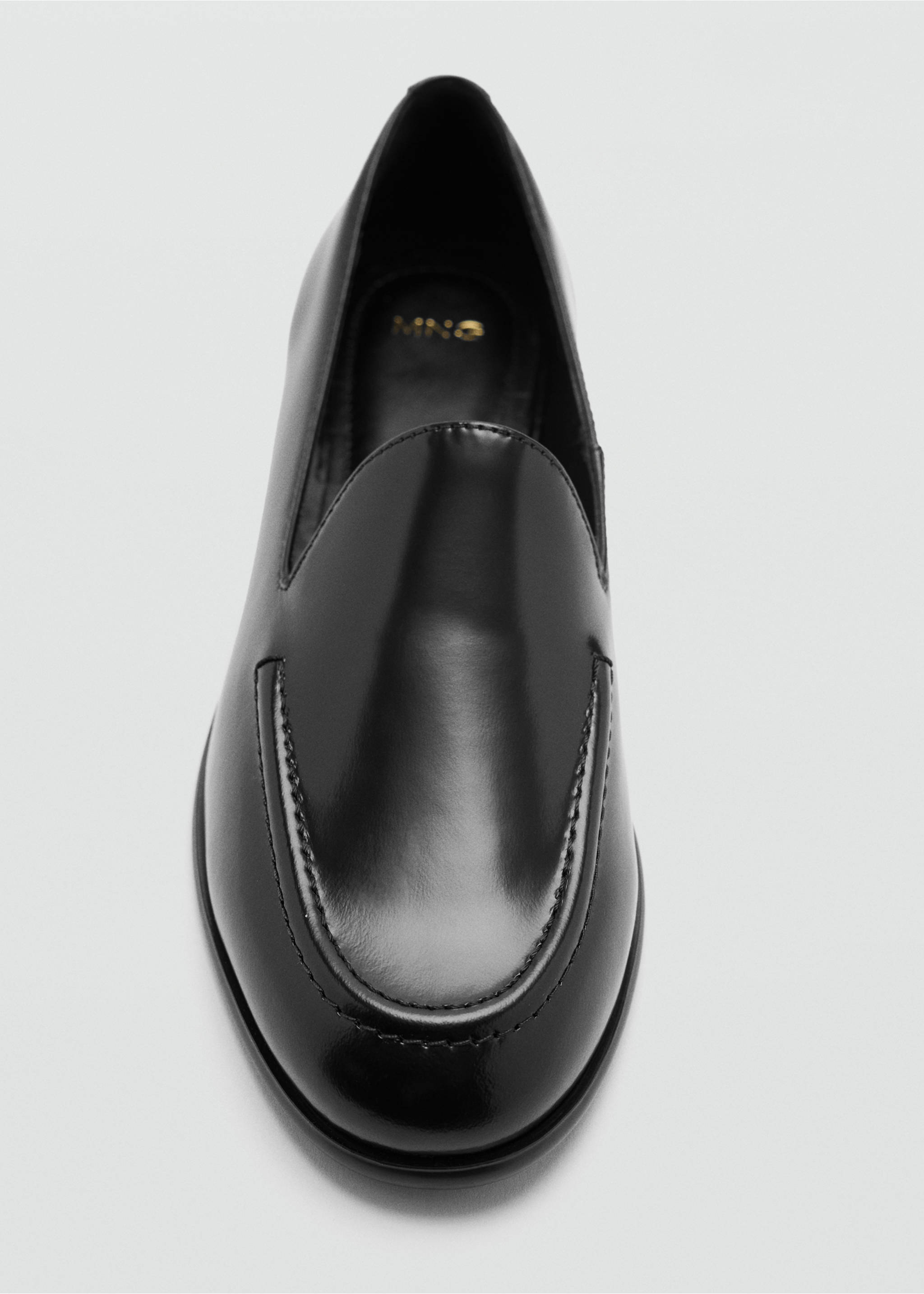 Zapato mocasín slip-on negro con acabado pulido y detalle de costura en el empeine., Negro. Ref: 47011346-00.