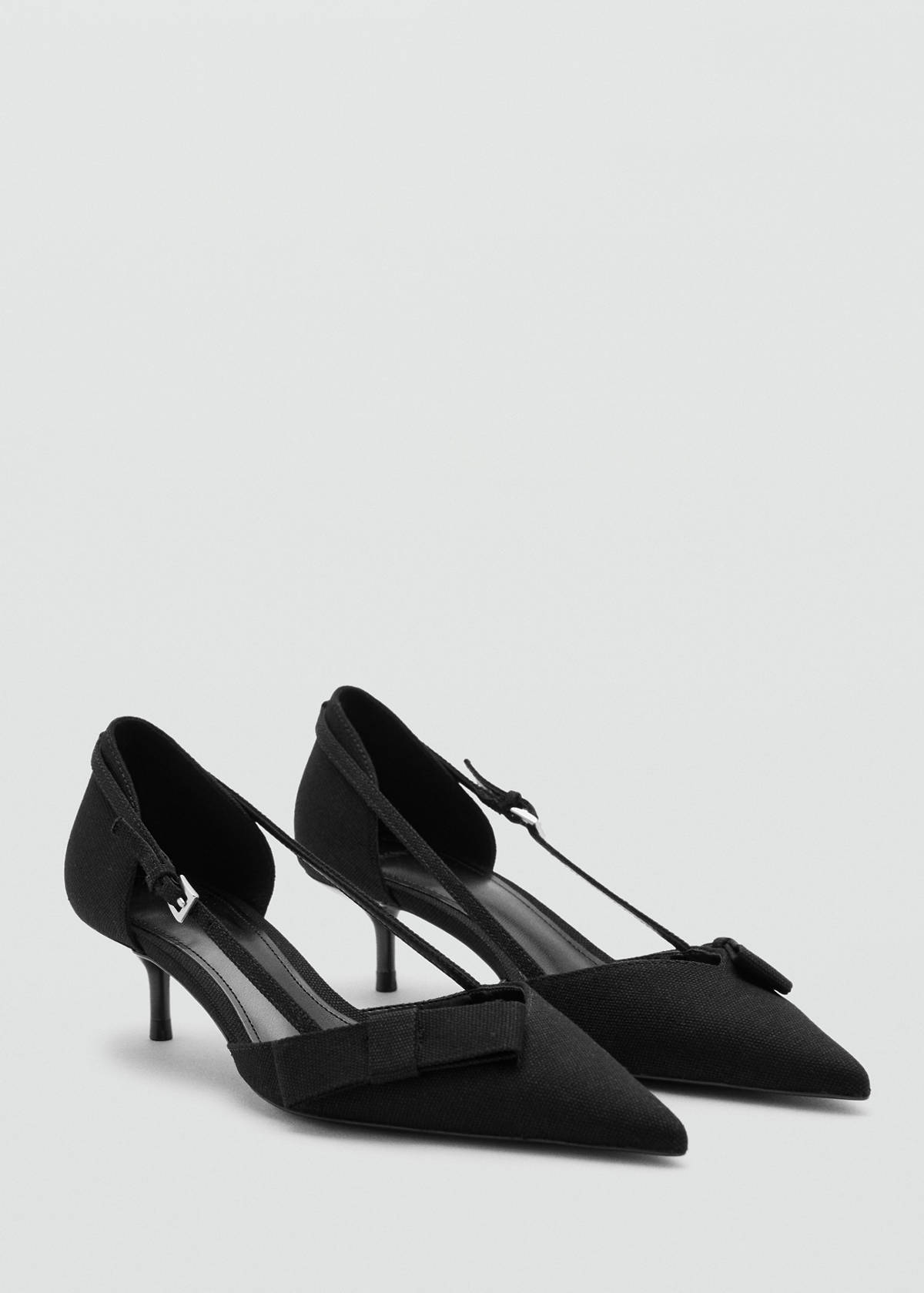 Kitten heel pointed toe shoe