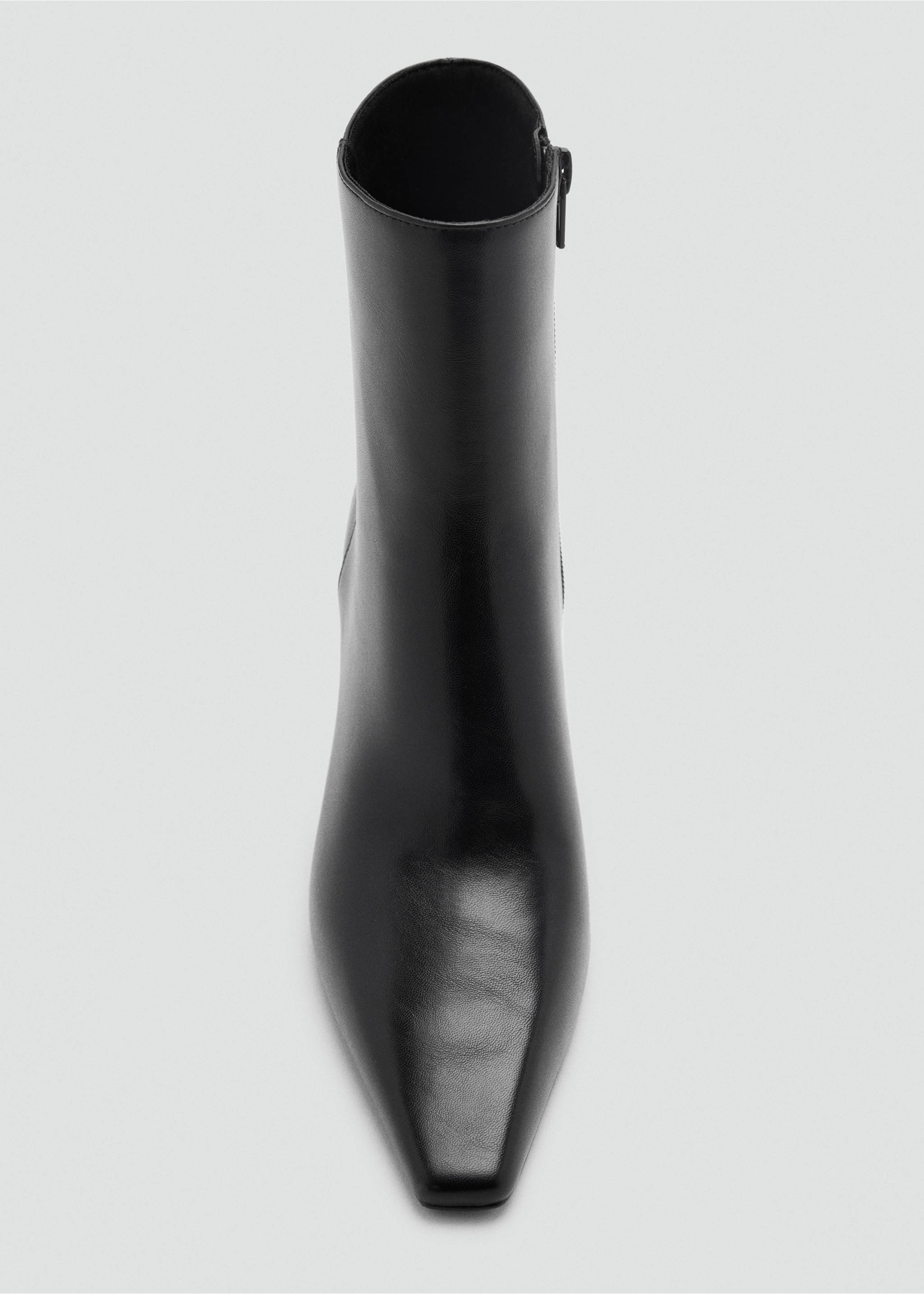 Black ankle boot with a squared toe and side zip., Black. Ref: 47011353-00.