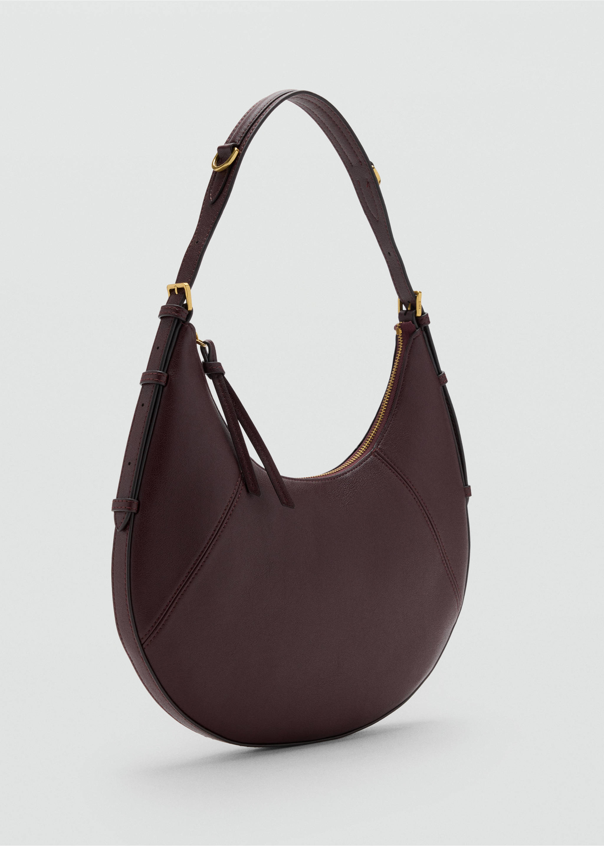 Bolso de hombro curvado en color burdeos con detalles metálicos en tono dorado y cierre de cremallera superior., Burdeos. Ref: 47011355-00.