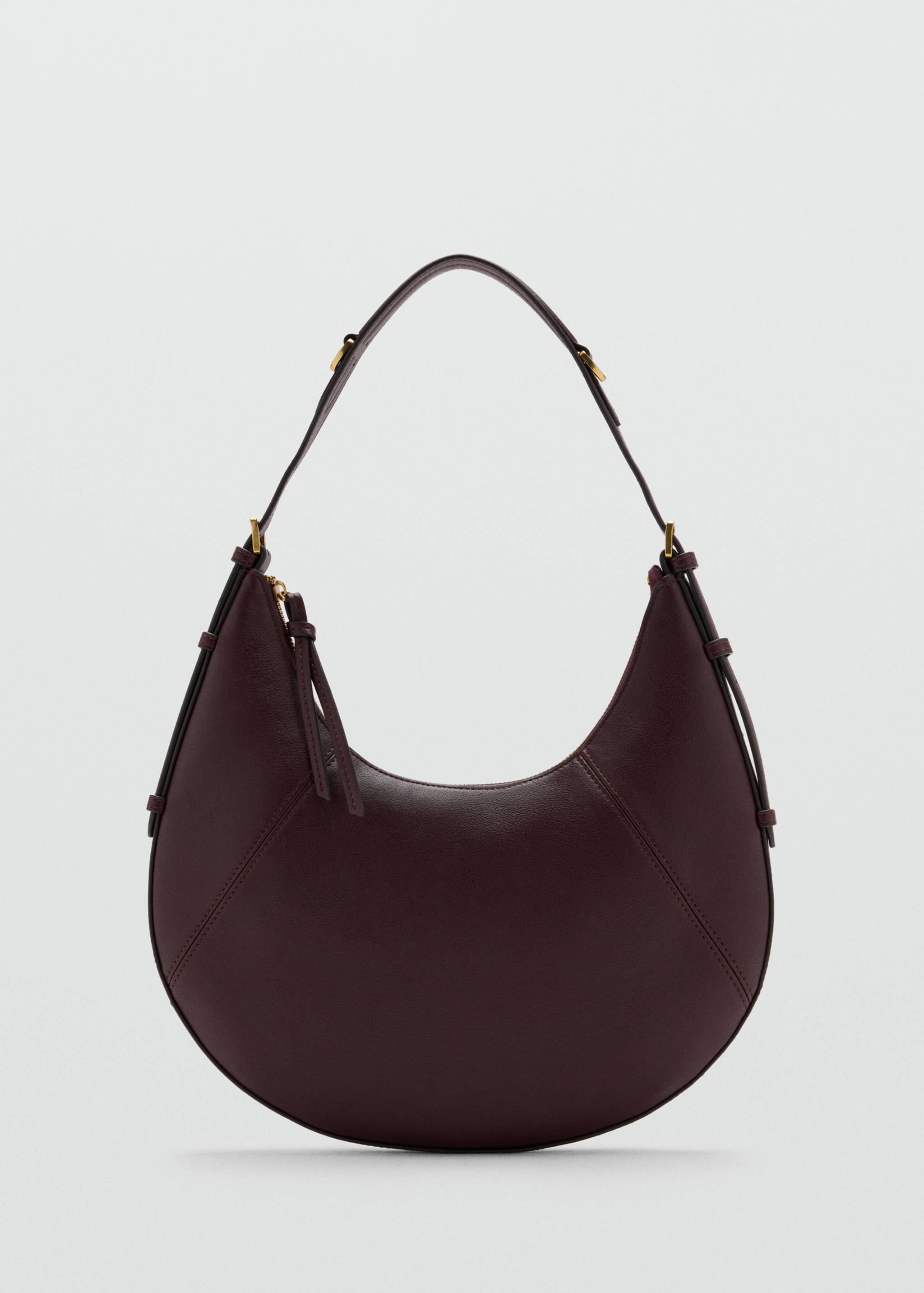 Bolso shoulder crescent en burdeos oscuro con costuras estructuradas y fornituras metálicas doradas.