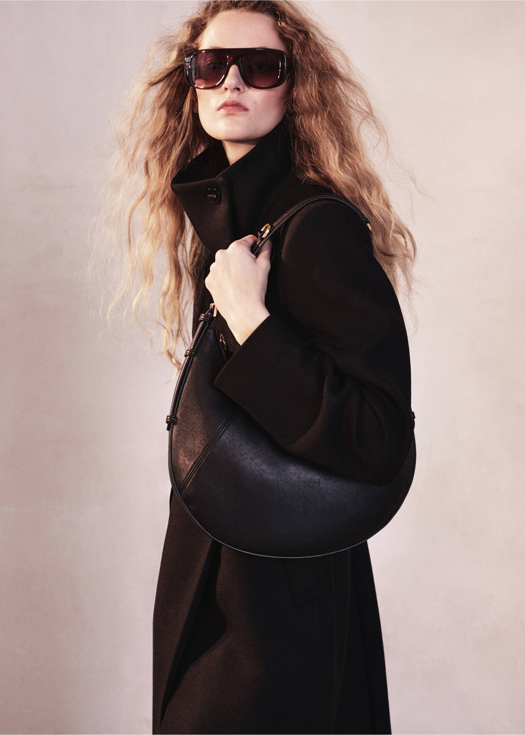 Black leather shoulder bag with structured piping and gold-tone hardware., Black. Ref: 47011355-00.