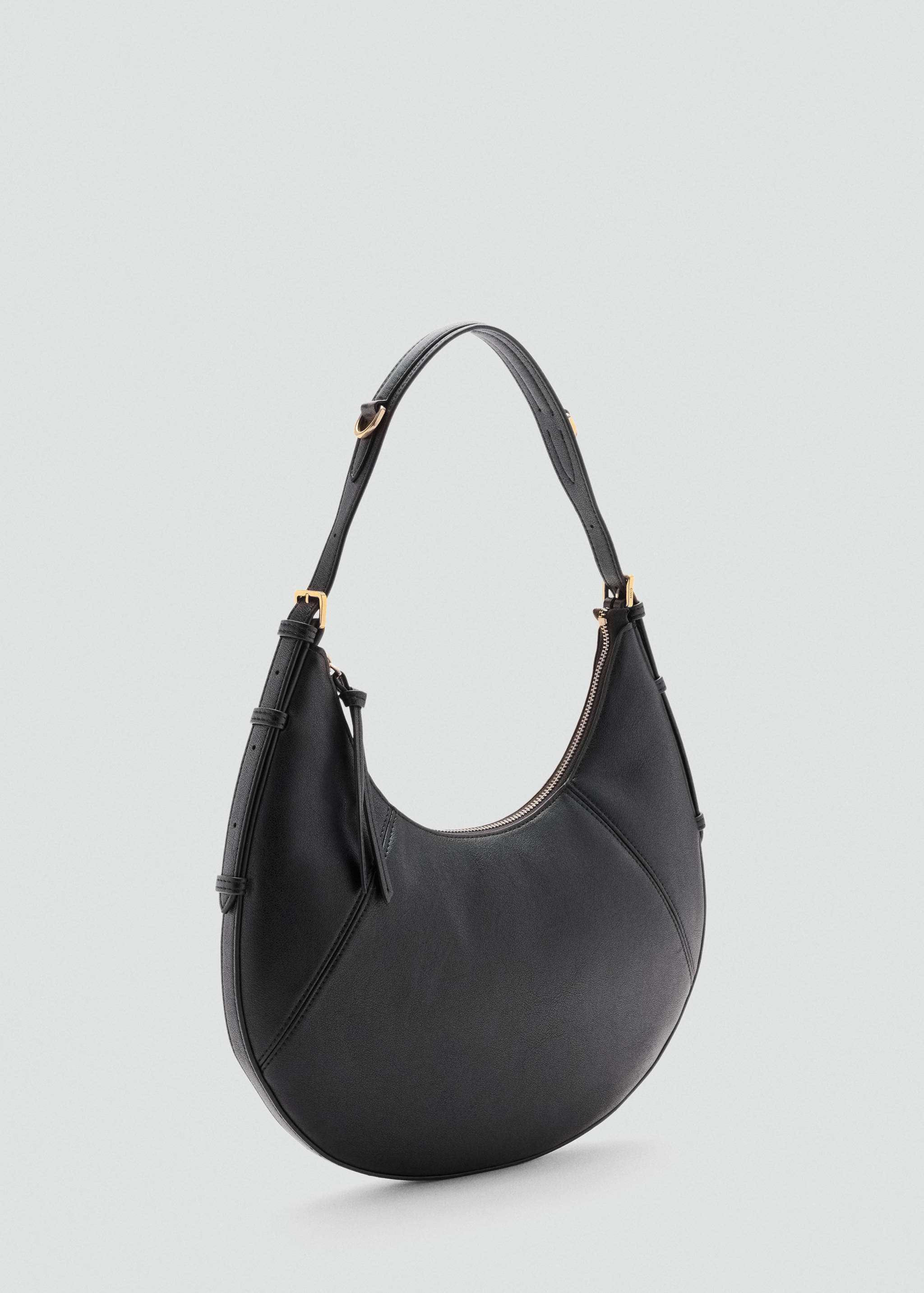 Bolso de hombro negro de diseño abotinado con herrajes dorados y cierre de cremallera superior.