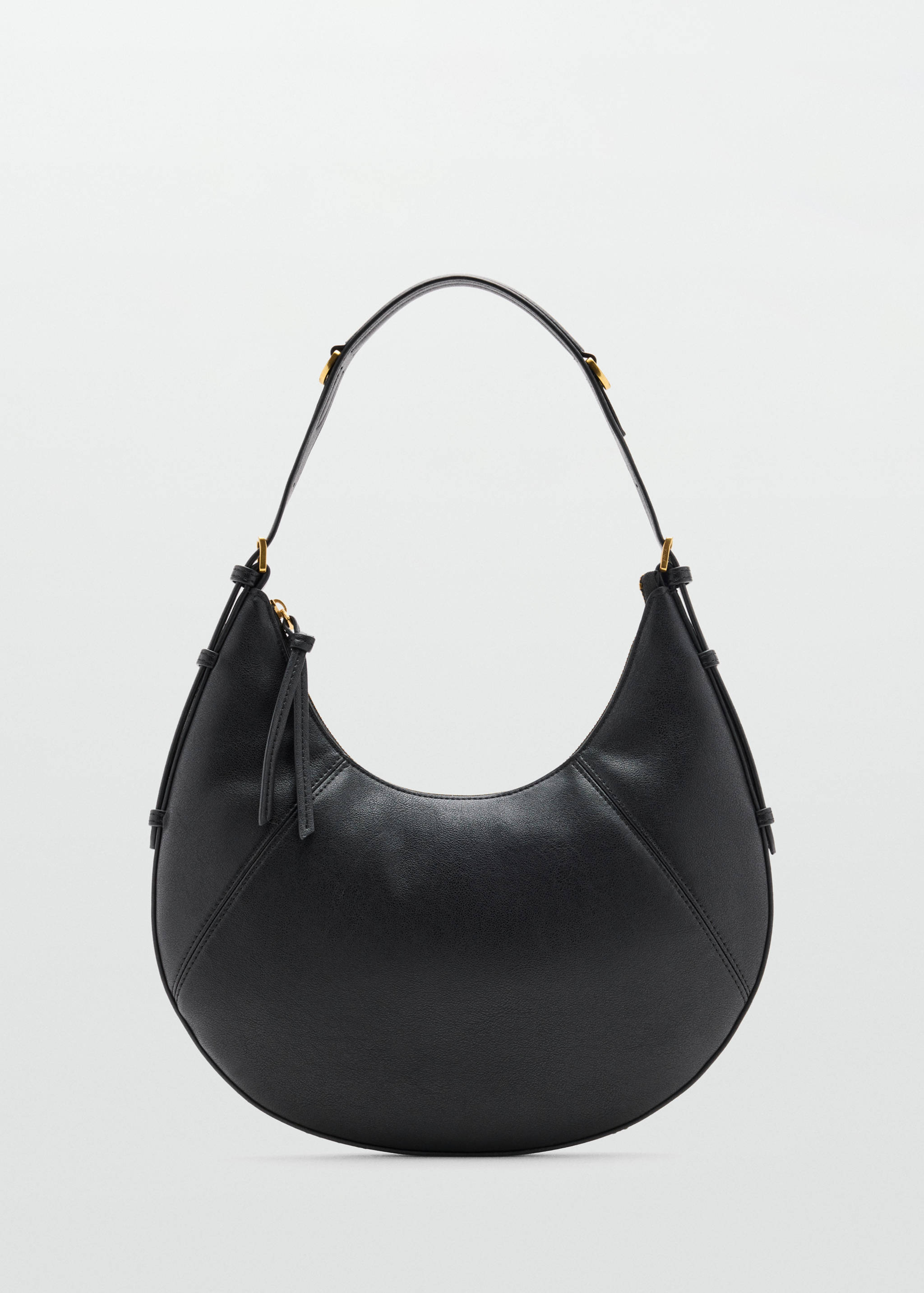 Bolso de hombro curvado en color negro con detalles metálicos dorados y cierre superior de cremallera.