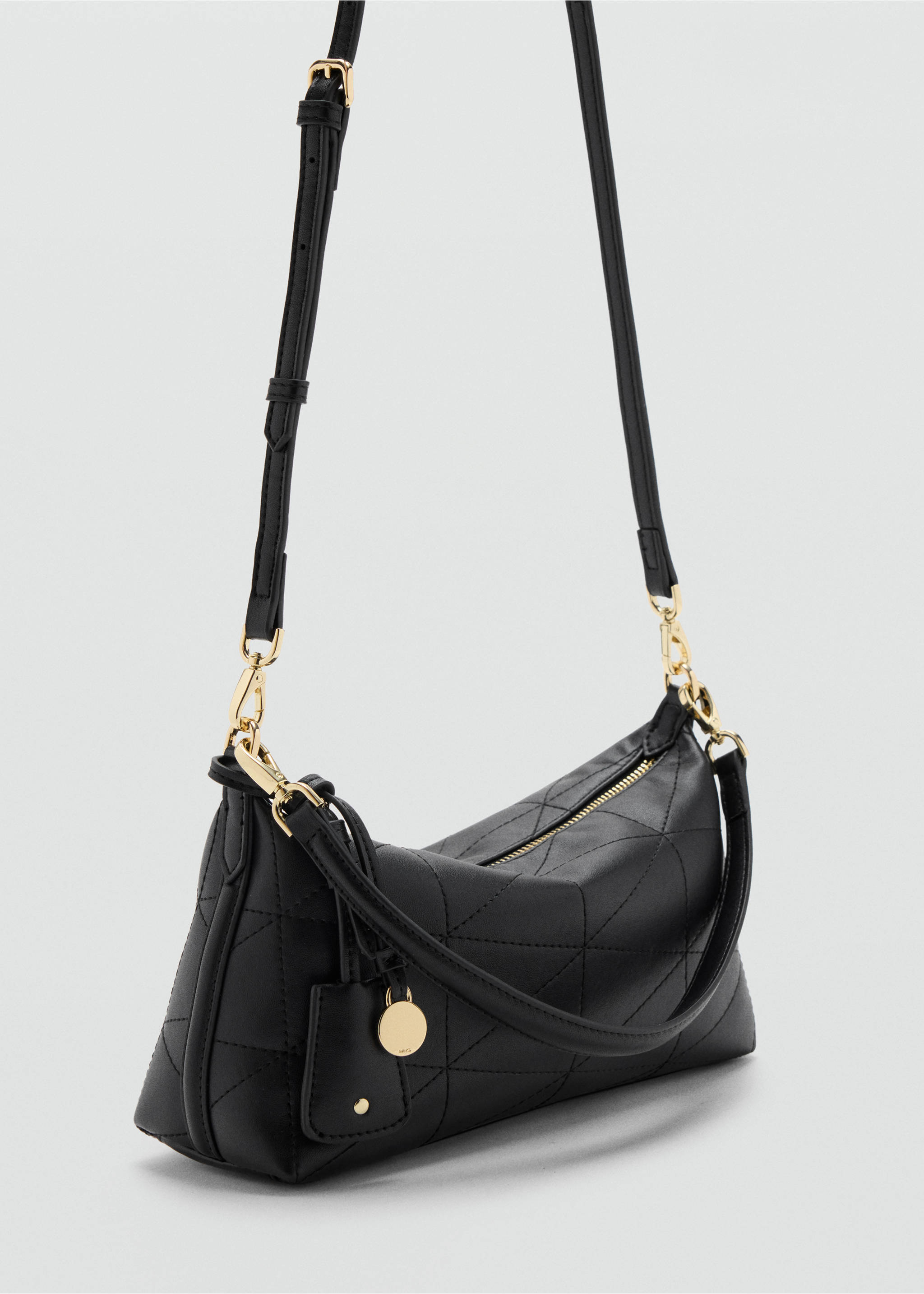 Bolso bandolera acolchado en negro con herrajes dorados y correa de hombro ajustable., Negro. Ref: 47011358-00.