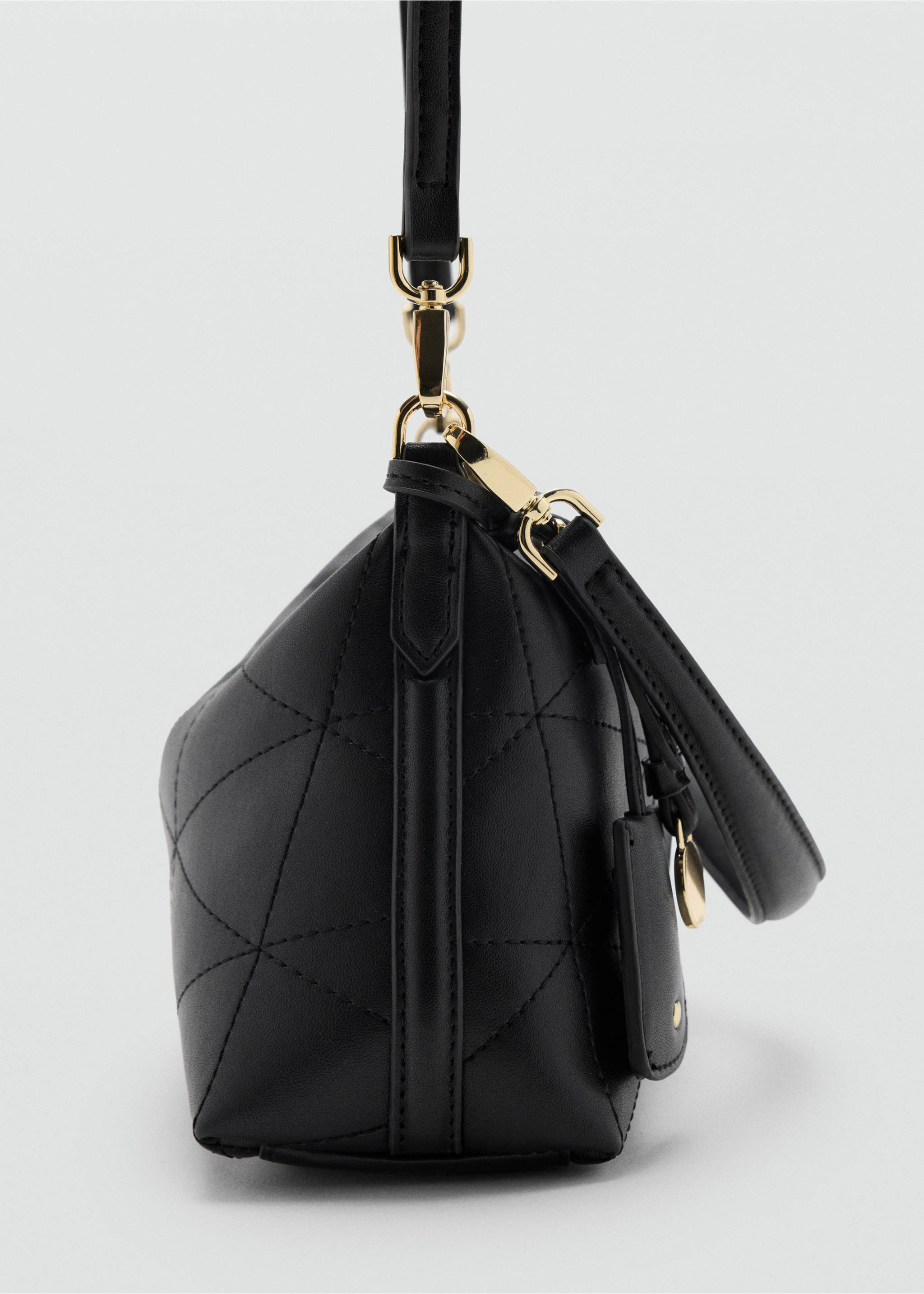 Primer plano de un bolso bandolera acolchado de color negro con herrajes dorados., Negro. Ref: 47011358-00.