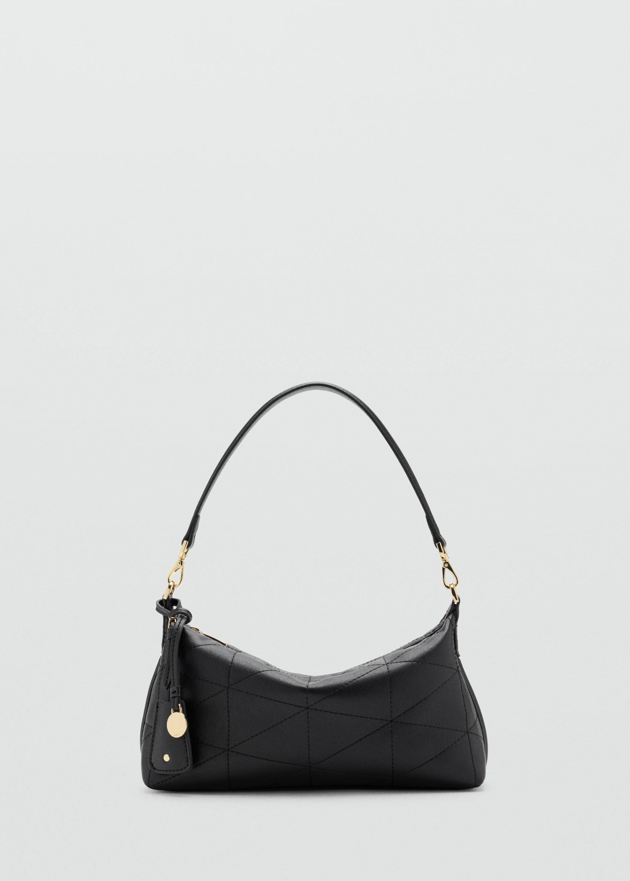 Bolso de hombro acolchado en negro con herrajes dorados y pespuntes geométricos.