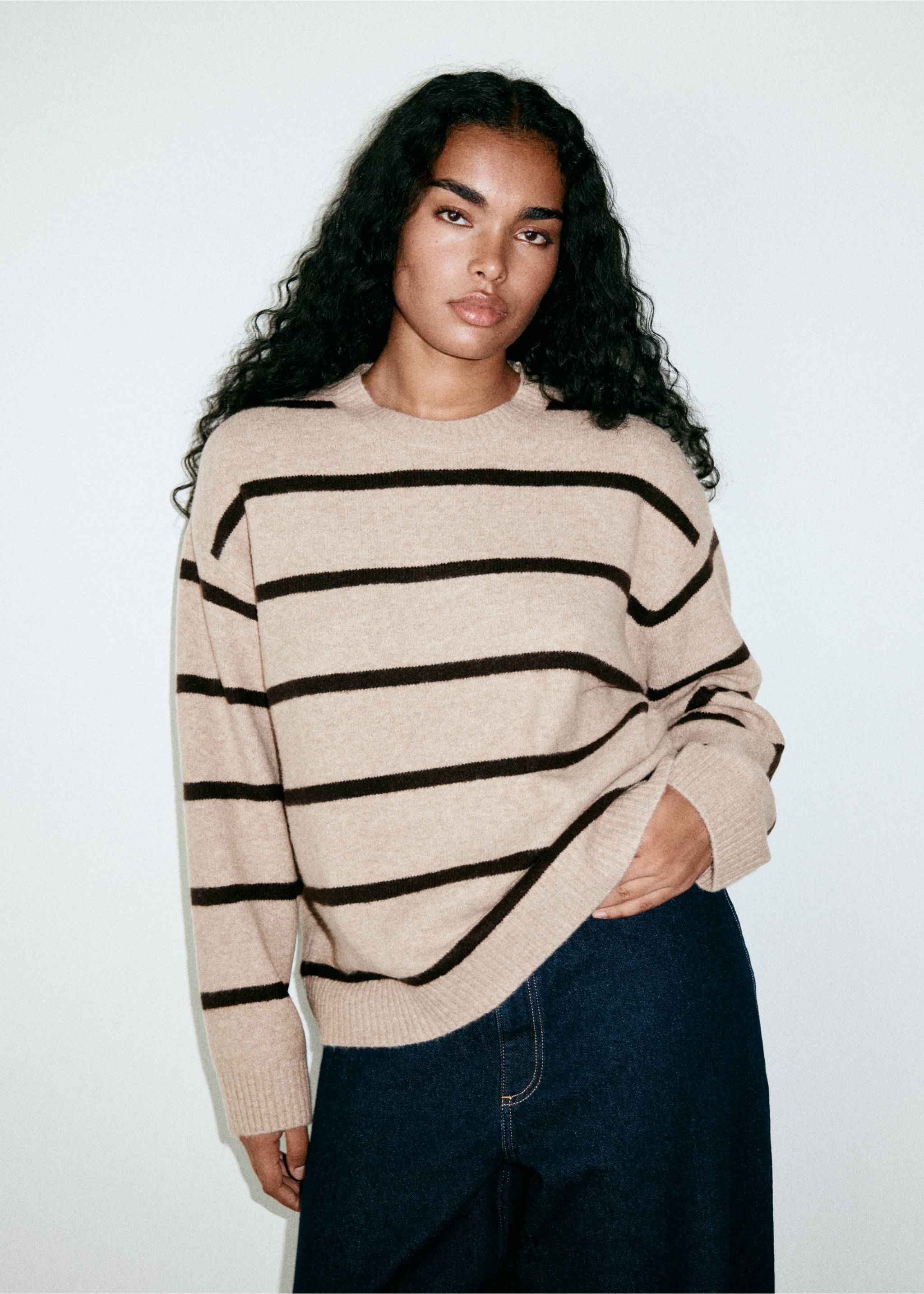 Beige striped knit jumper with a round neck and relaxed fit., Light/Pastel Grey. Ref: 47011367-00.