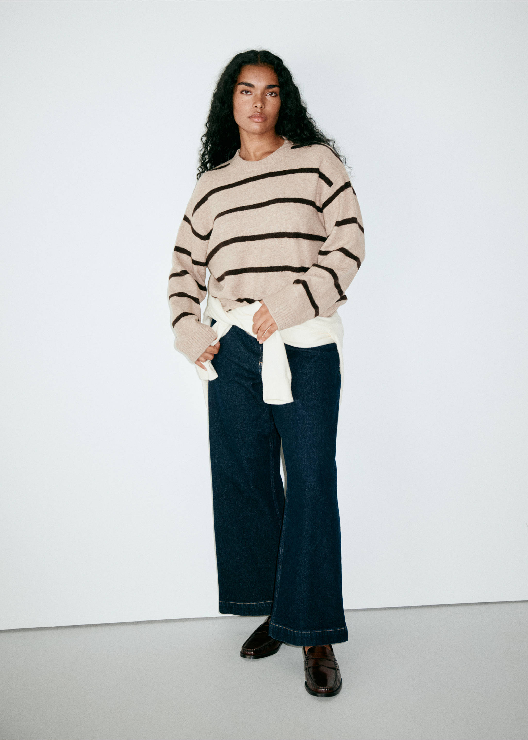 Beige and black striped knitted jersey with crew neck and long sleeves, worn with wide-leg trousers., Light/Pastel Grey. Ref: 47011367-00.
