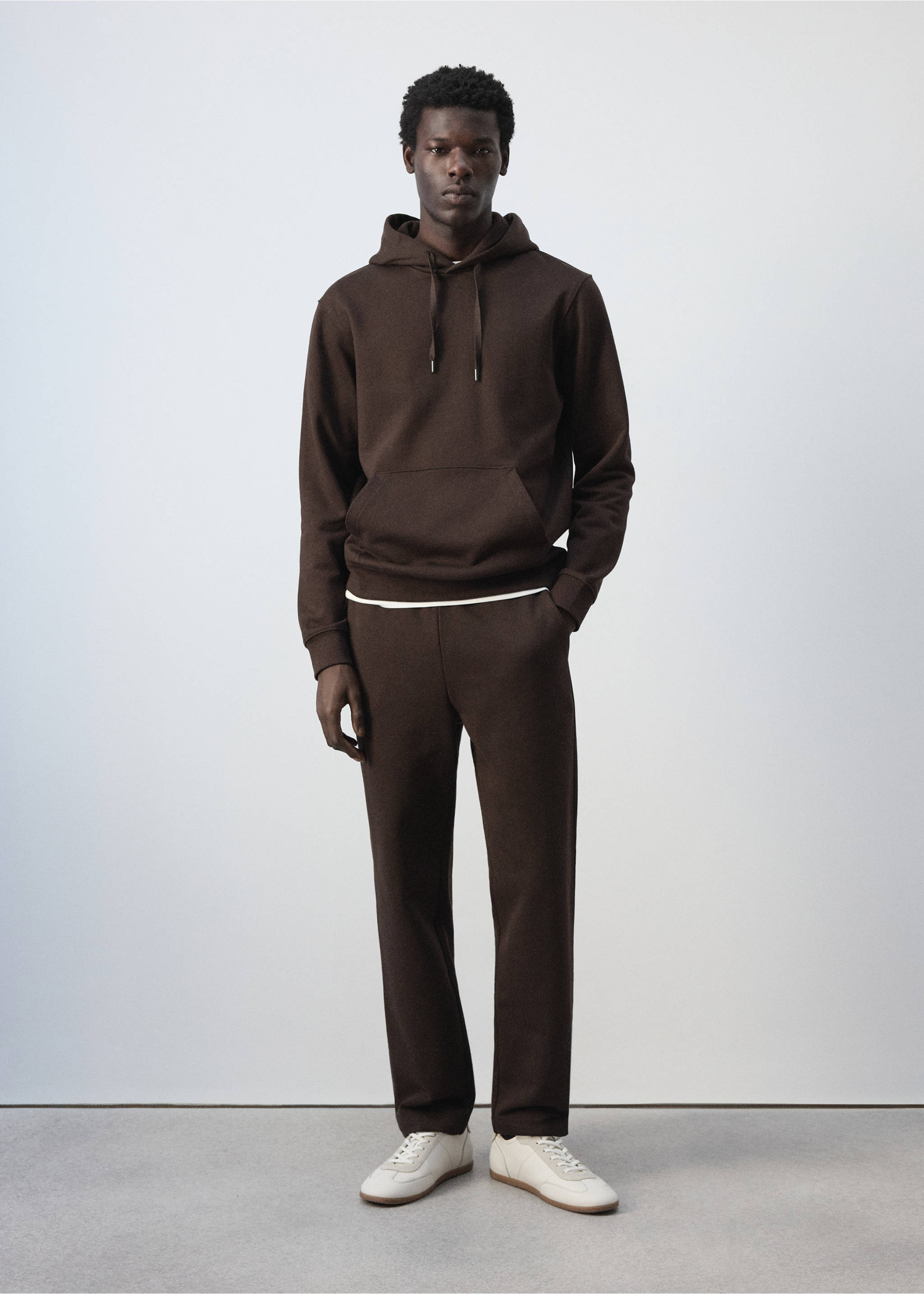Dark brown hooded sweatshirt with a kangaroo pocket, worn with matching trousers., Chocolate. Ref: 47011415-00.