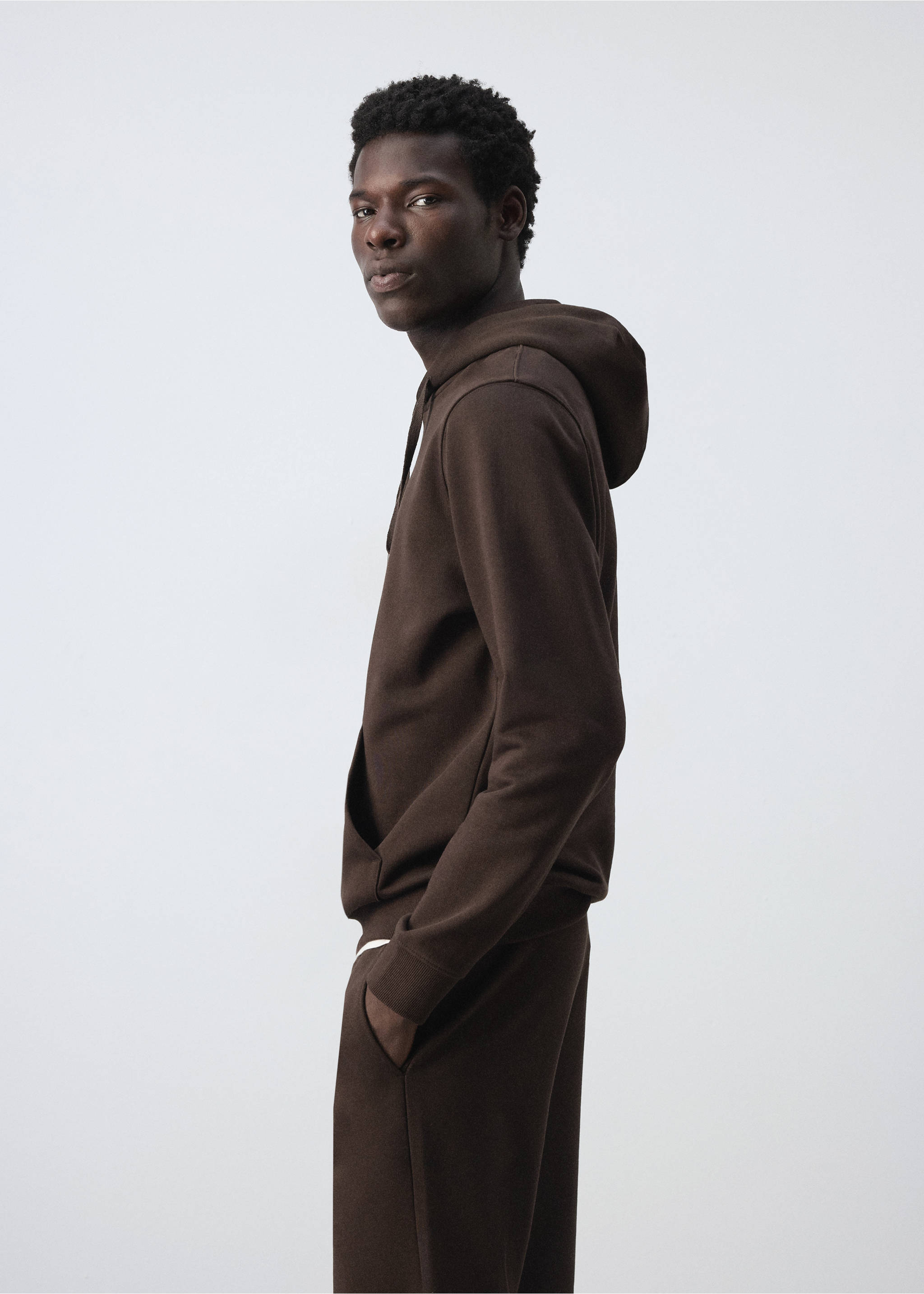 Dark brown hoodie with a hood, drawstrings, and a front pocket., Chocolate. Ref: 47011415-00.