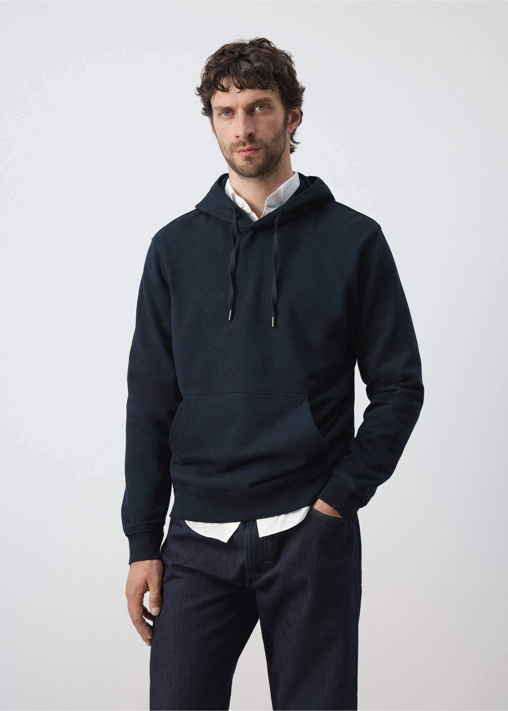 Navy blue hooded sweatshirt with drawstring and front pocket., Navy. Ref: 47011415-00.