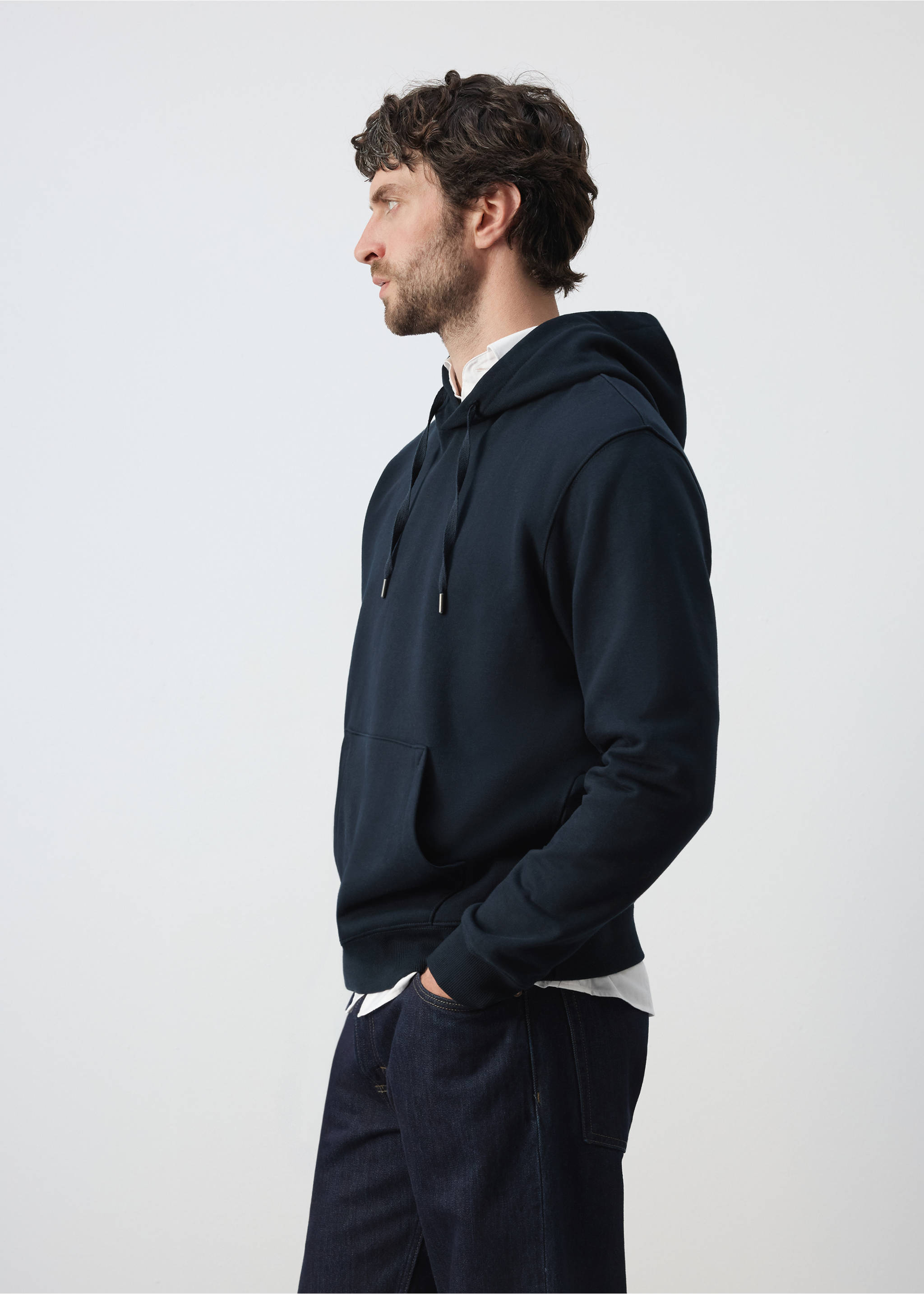 Navy blue hooded sweatshirt with a front pocket and adjustable drawstrings., Navy. Ref: 47011415-00.
