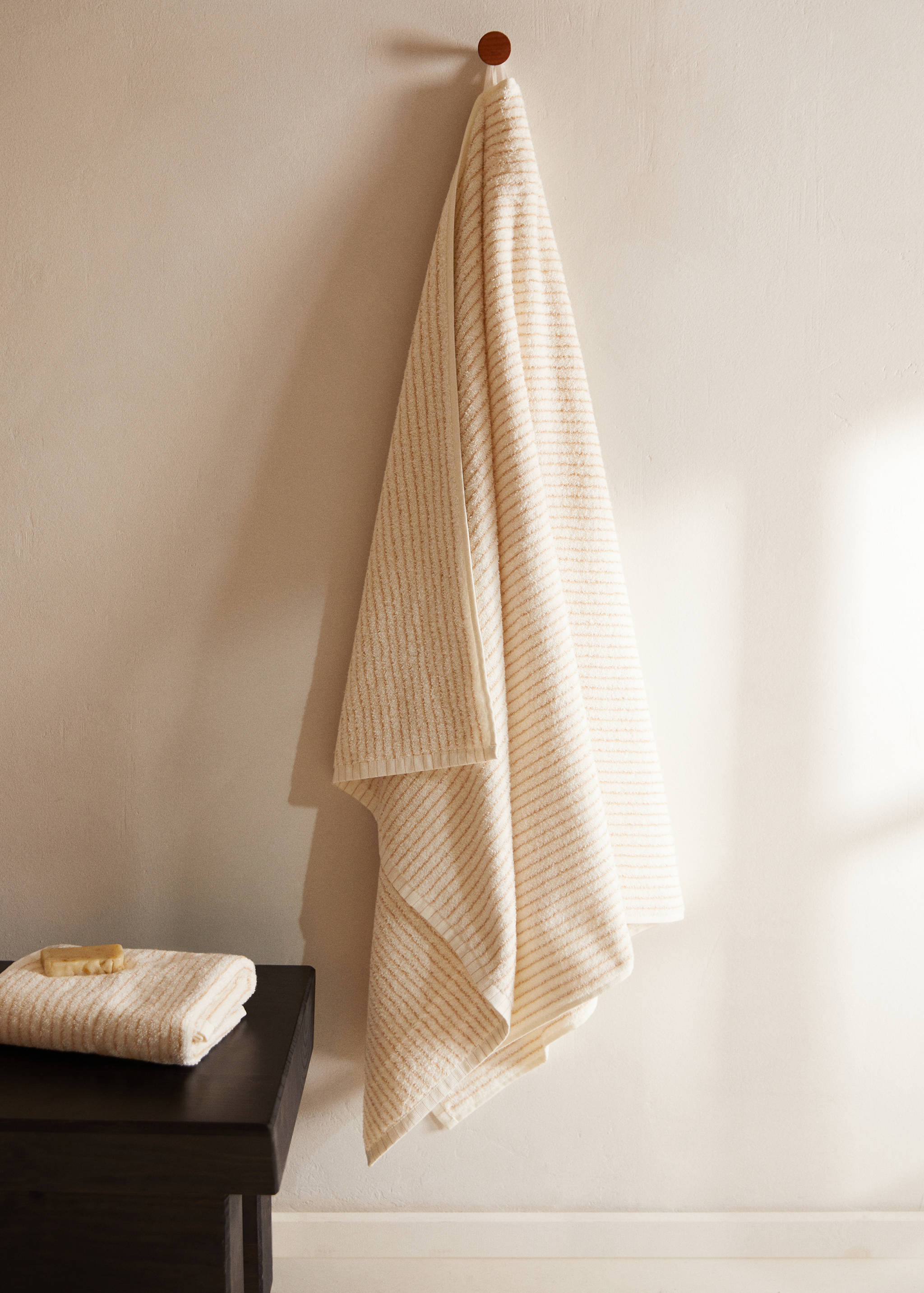 Toalha de banho de 100% algodão às riscas 90 x 150 cm - Plano geral