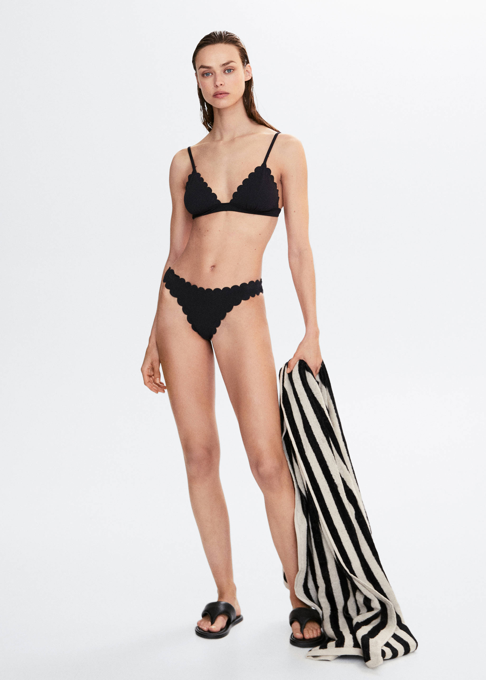 Бразильские трусики от бикини с фестонами - Общий план