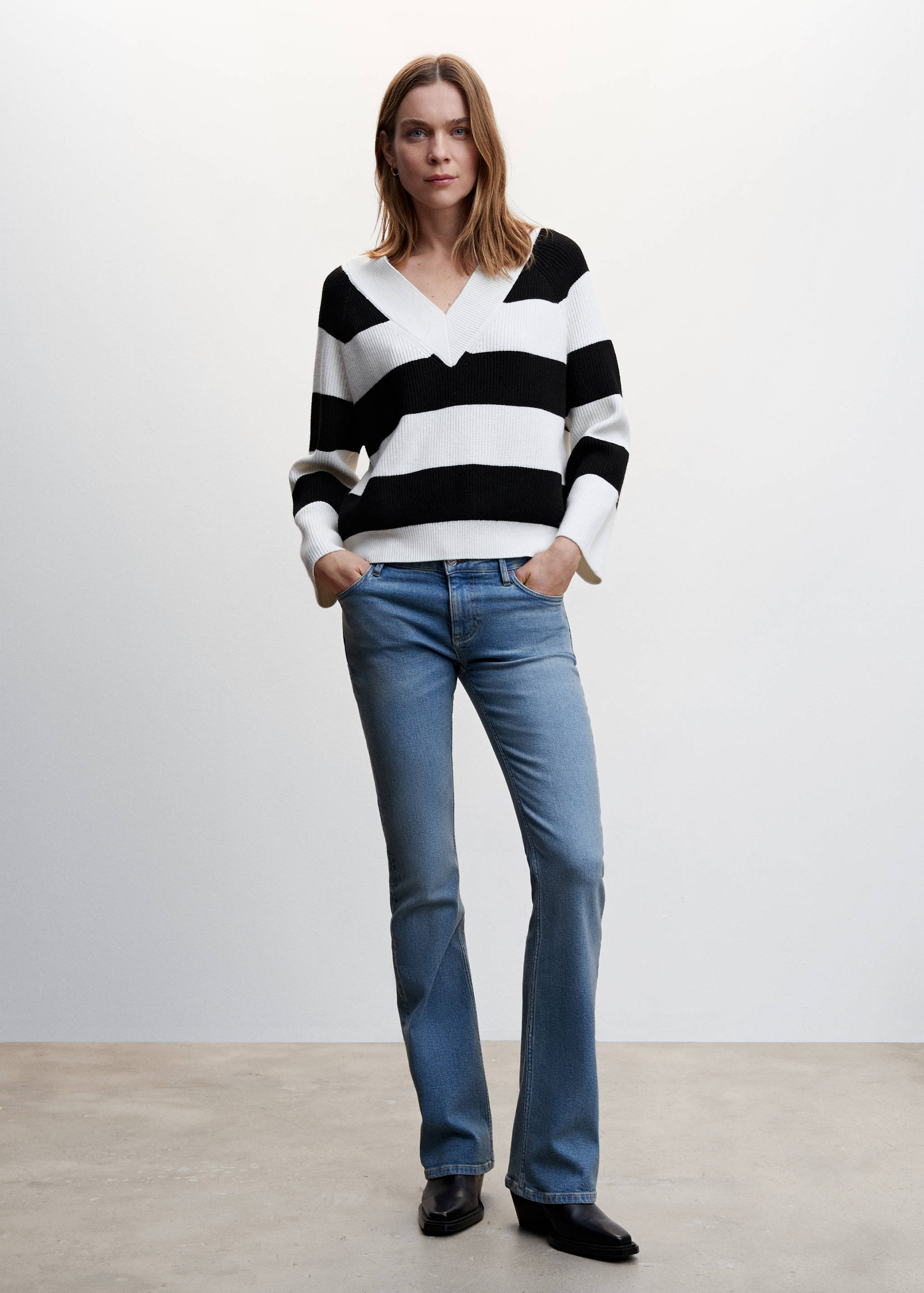 V-neck striped sweater - General plane