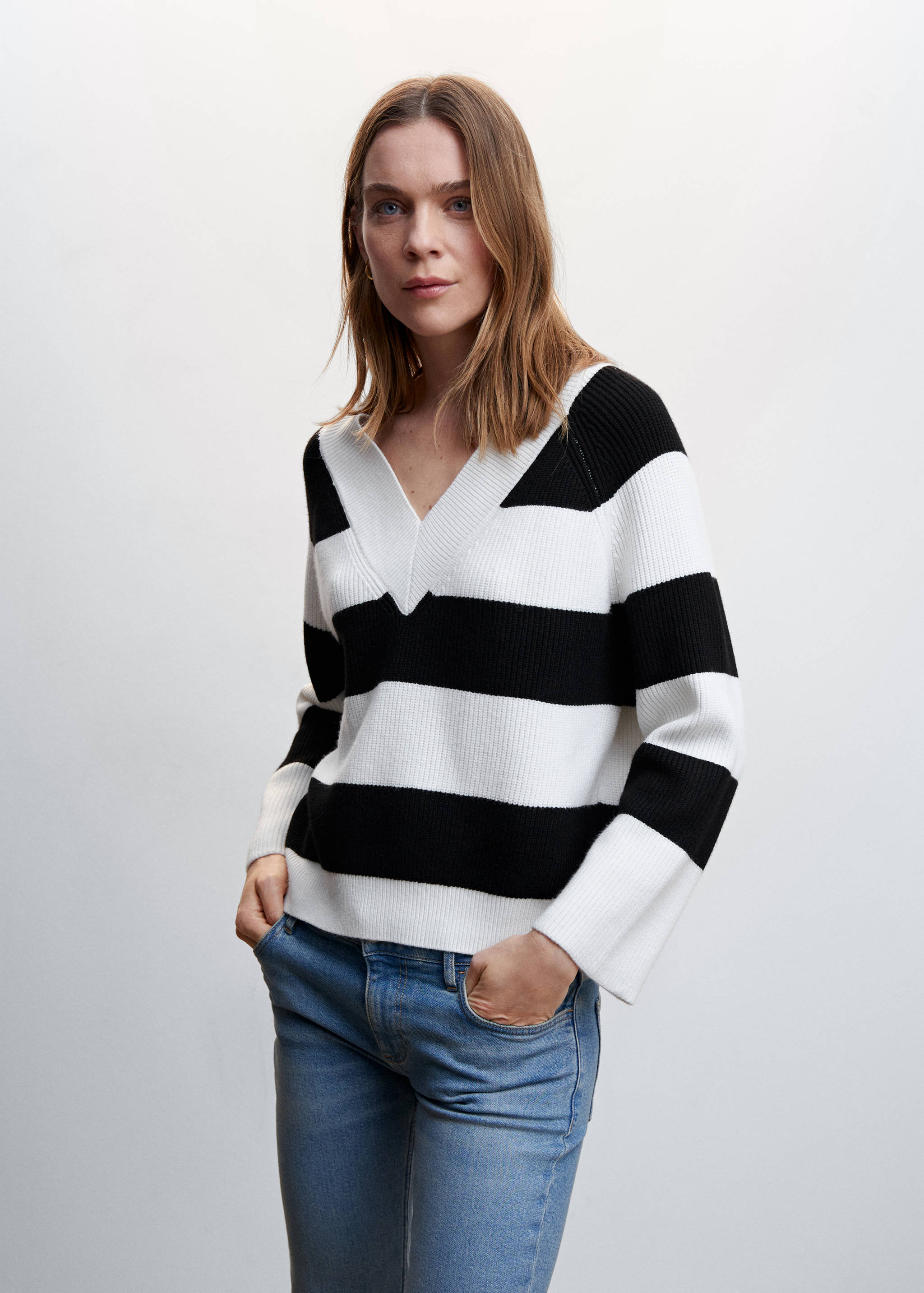 V-neck striped sweater - Medium plane