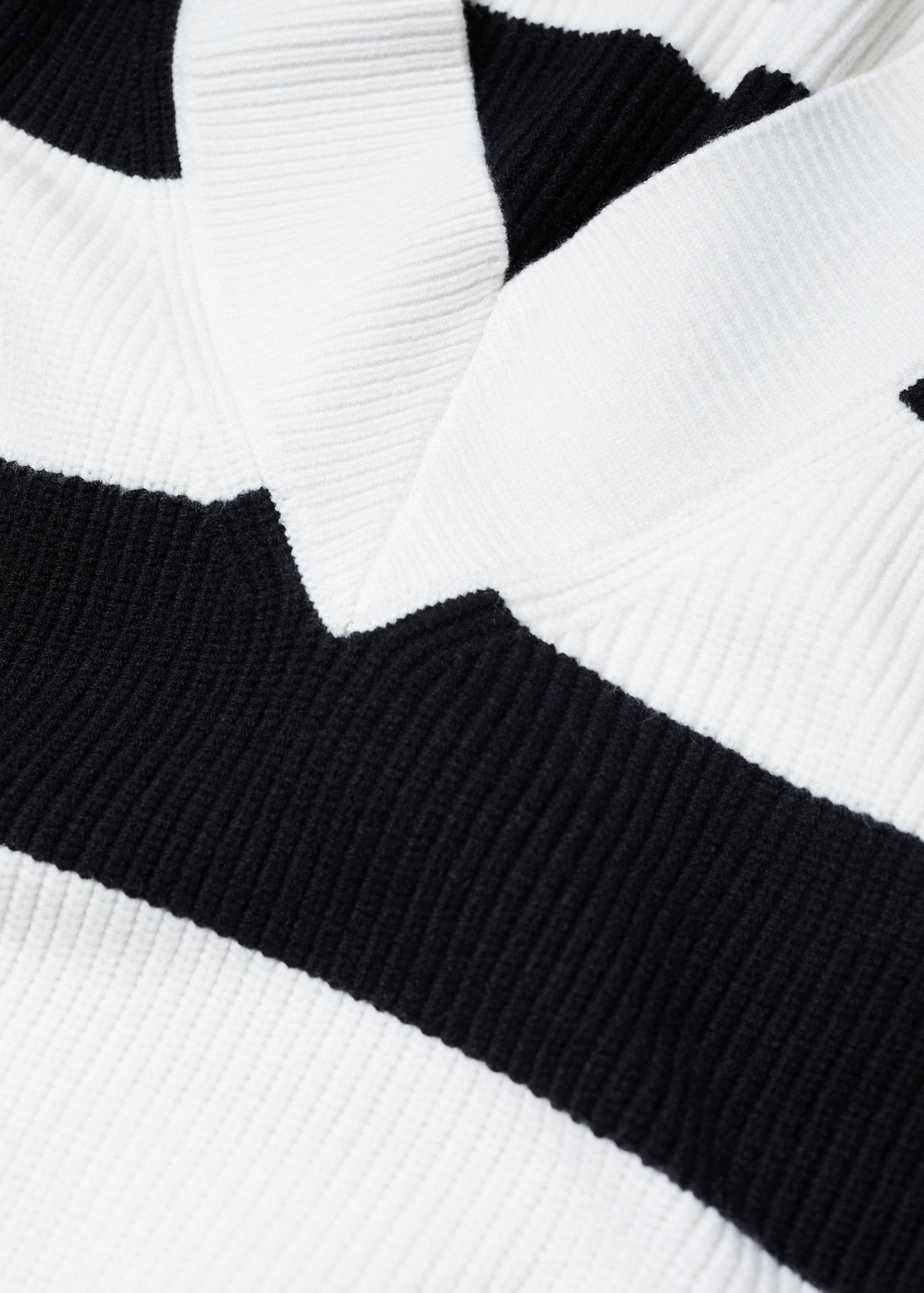 V-neck striped sweater - Details of the article 8