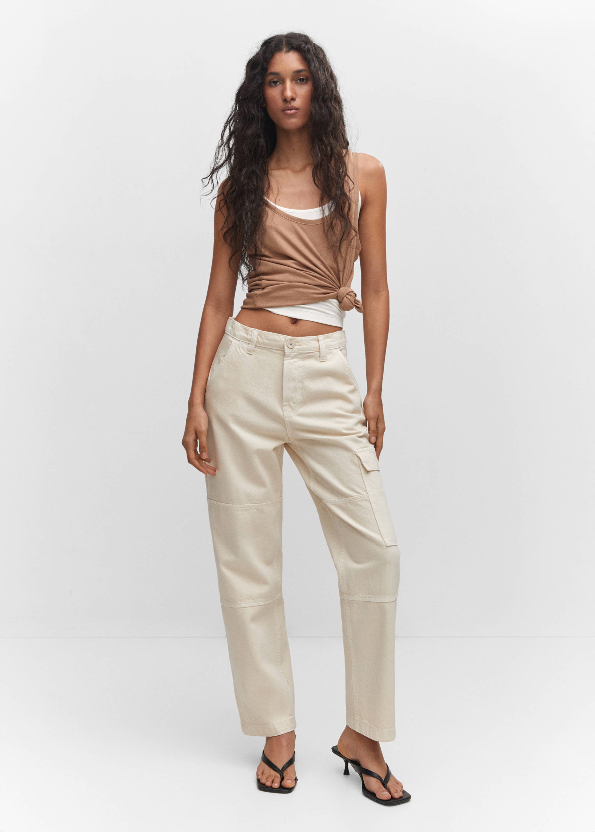 Джинсы карго с карманами - Общий план