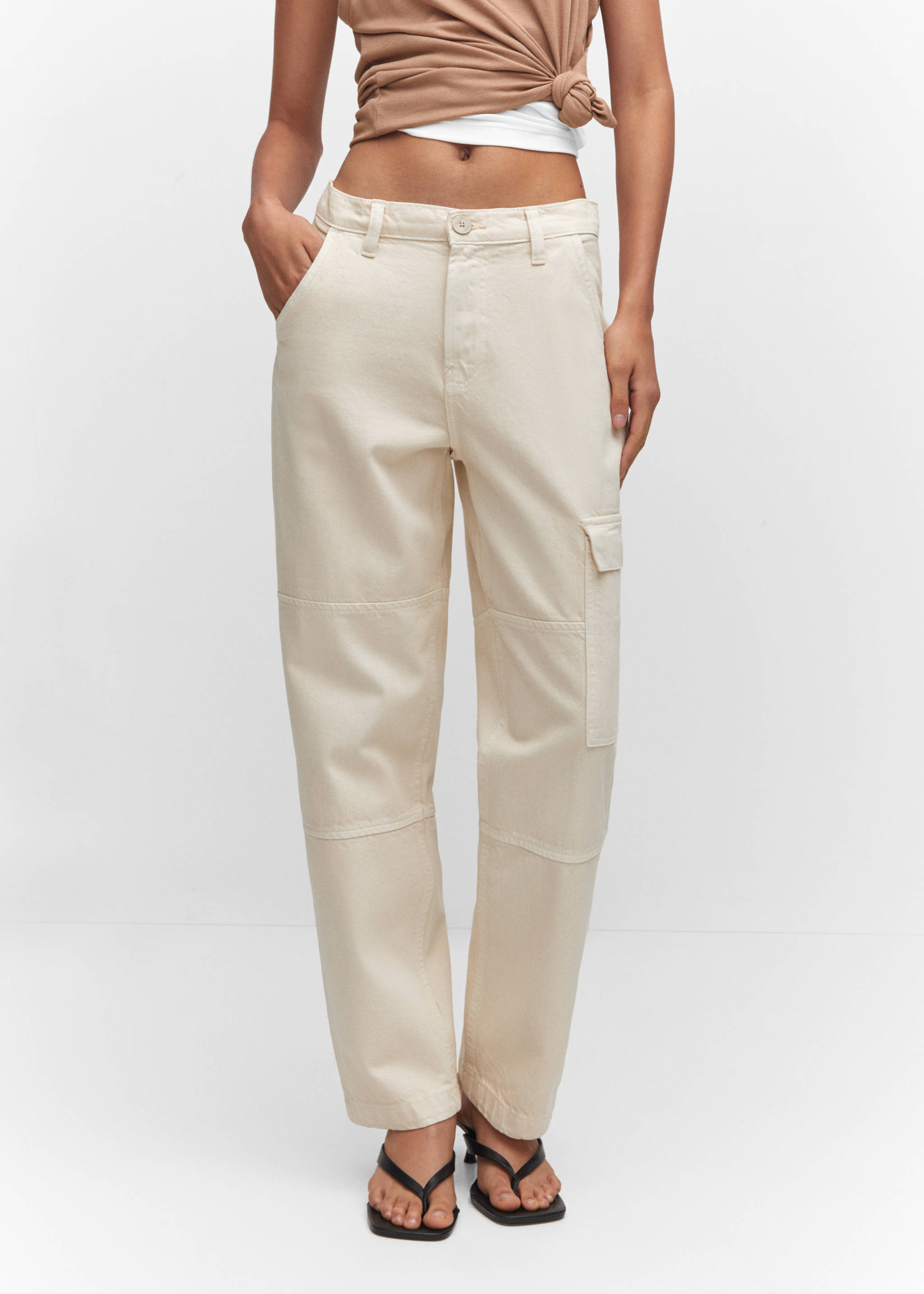 Джинсы карго с карманами - Средний план