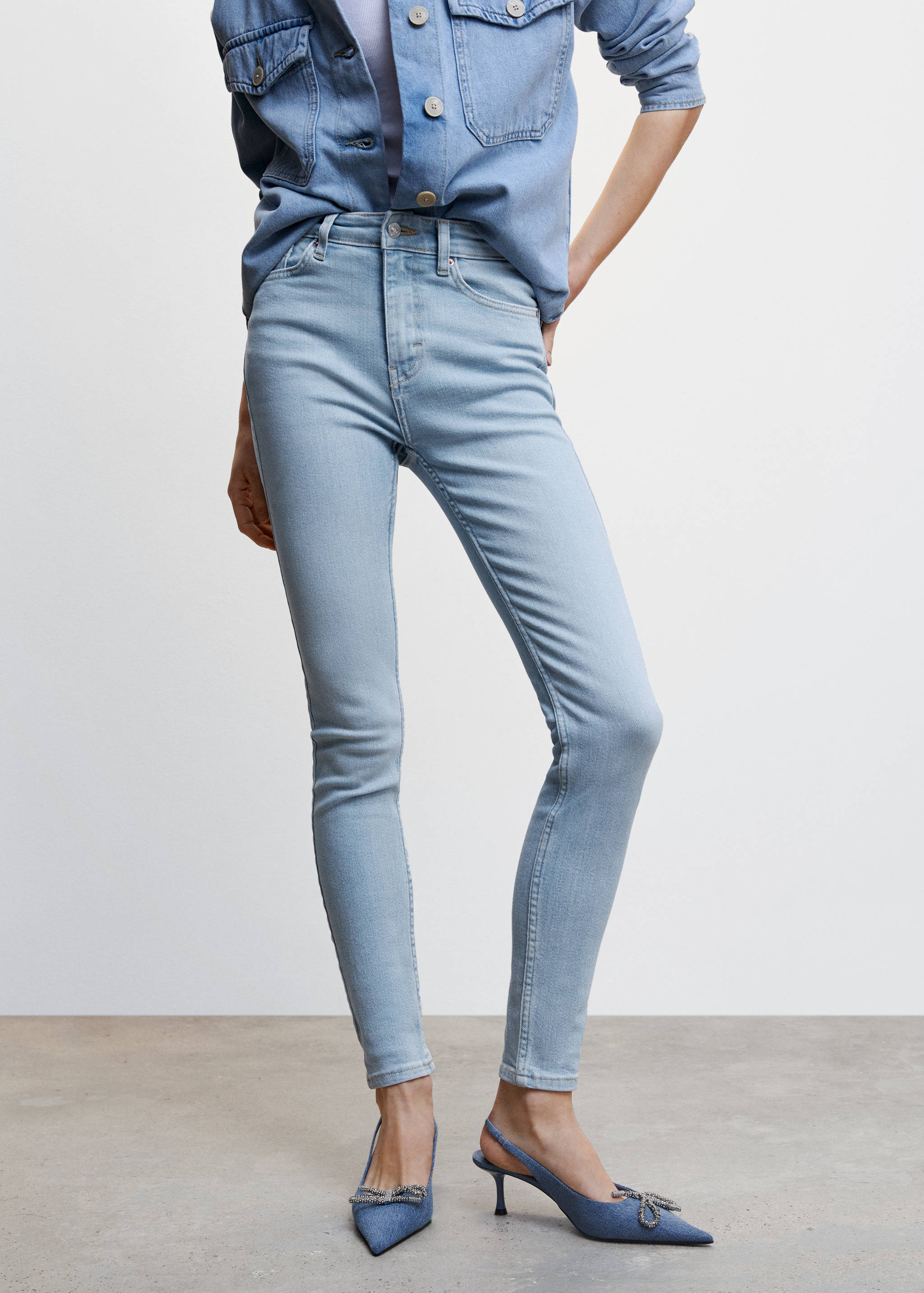 Jeans skinny tiro alto  - Plano medio