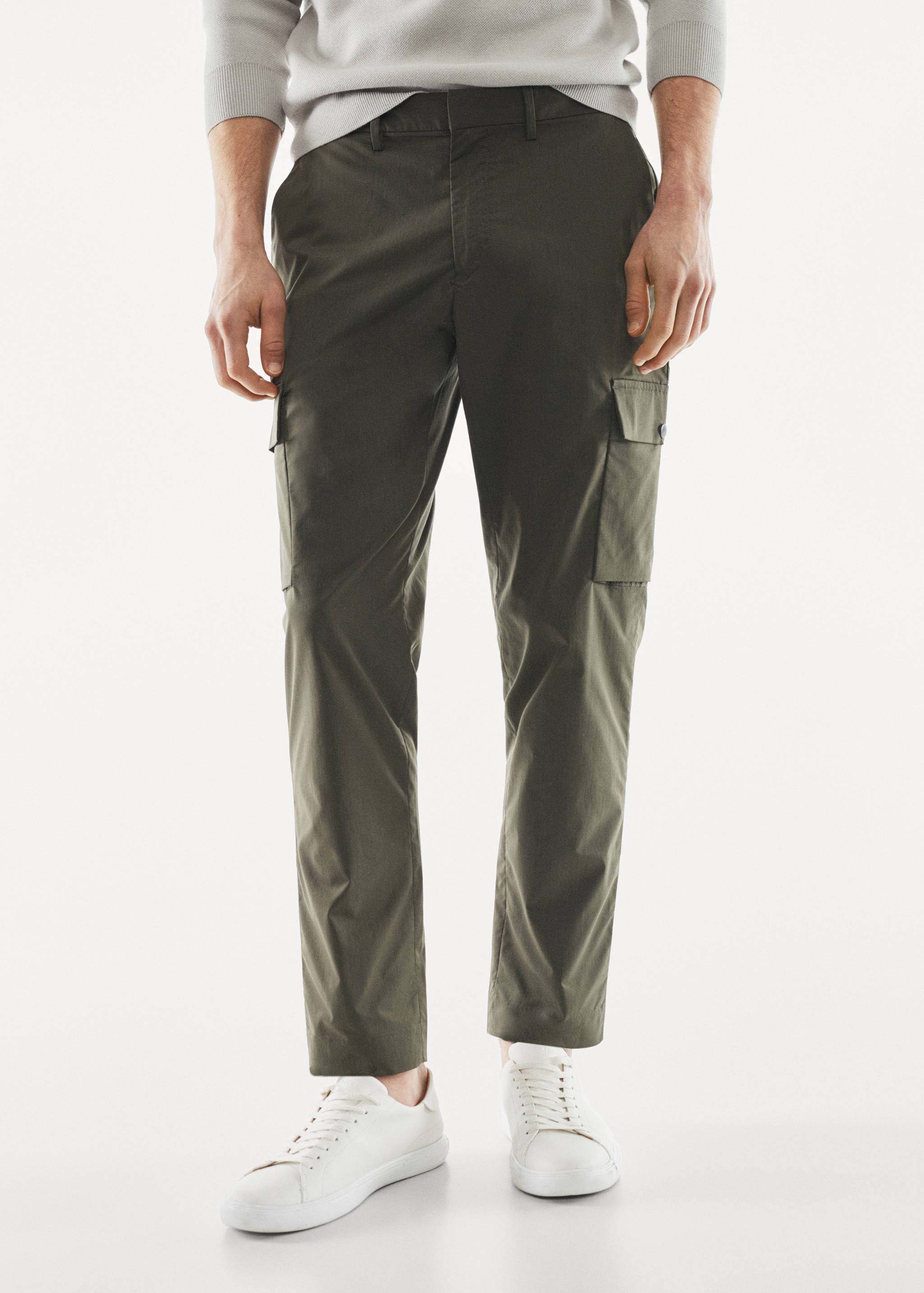 Technical fabric cargo trousers with non-crease fabric - Medium plane